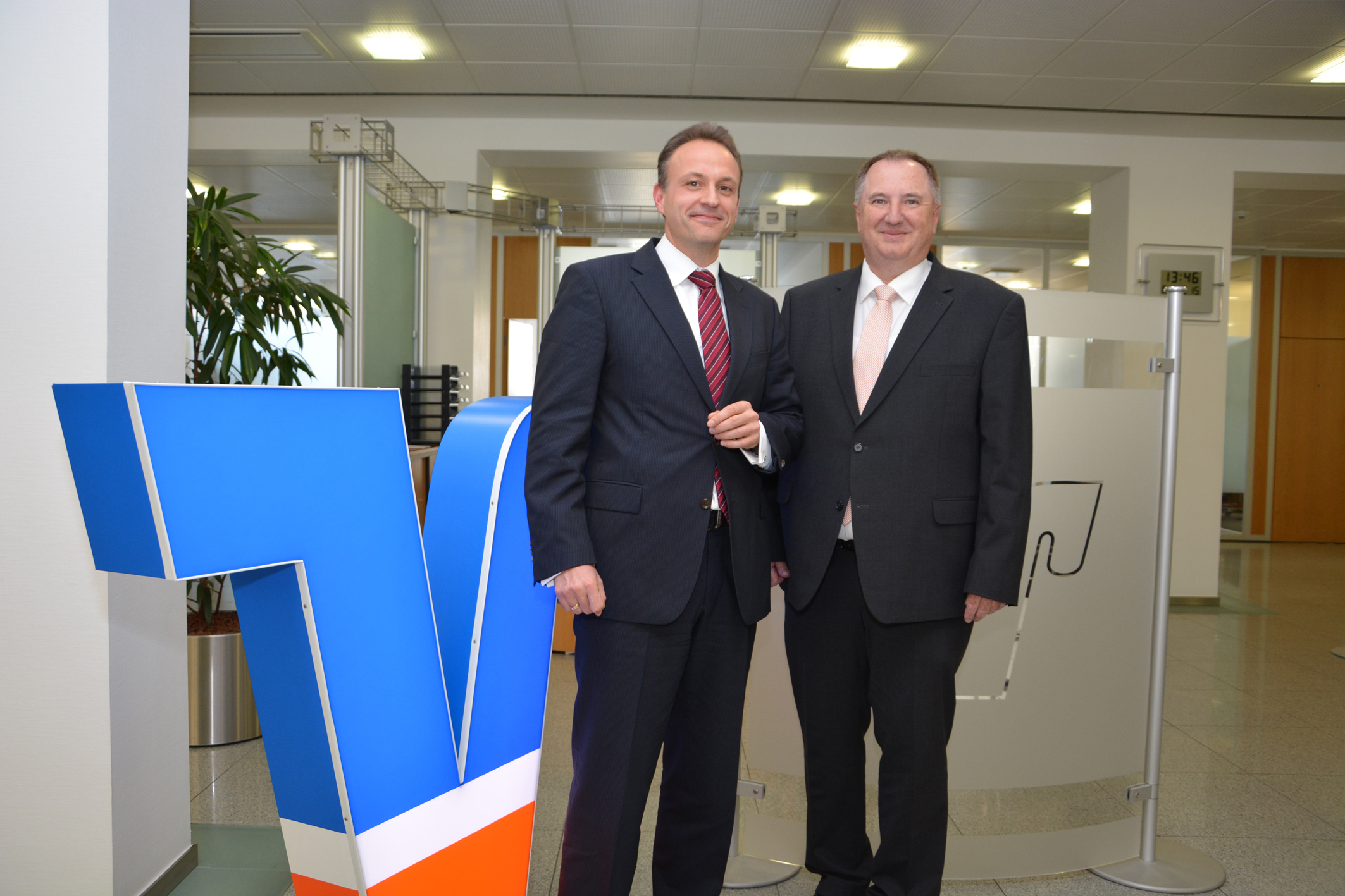 Dr. Florian Müller und Michael Reitz werden seit dem 1. Oktober auf ihre neuen Aufgaben in der Volksbank Sauerland vorbereitet. Fotos: Albrecht
