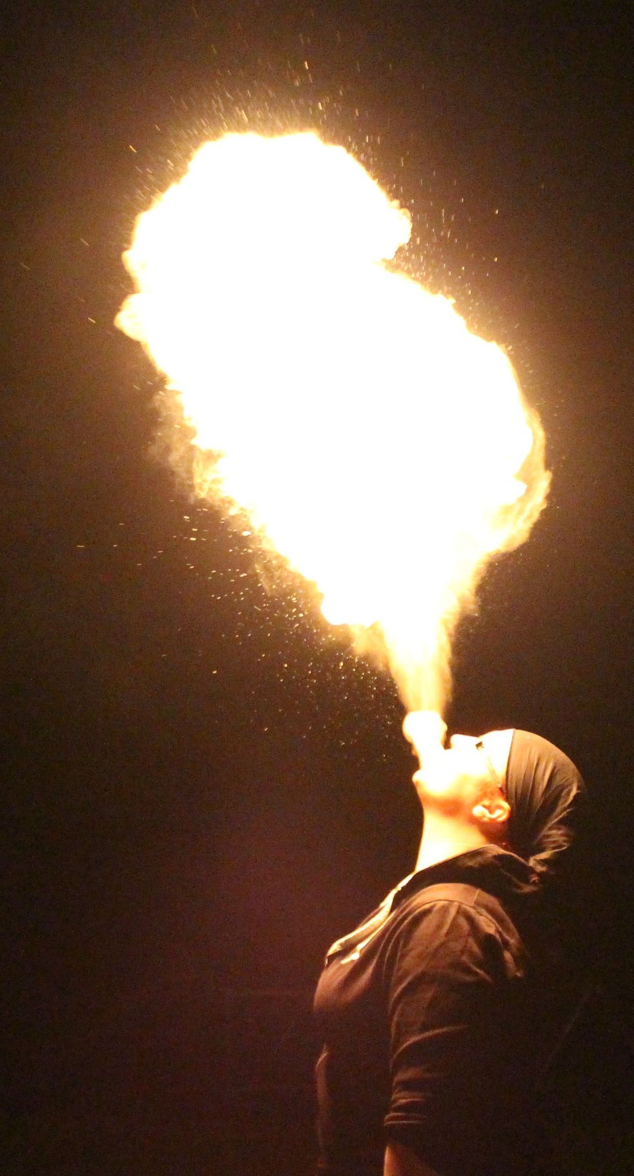 Catharina beherrscht die Kunst des Feuerspuckens