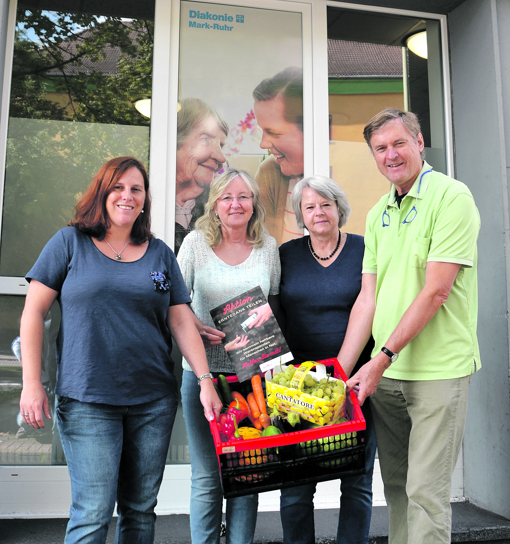 Werben für Spenden zur Erntedankaktion (von links): Michaela Engelhardt (Warenkorb), Ilona Ladwig-Henning (Luthers Waschsalon), Karin Vogeler und Jens Haasen (beide Suppenküche).