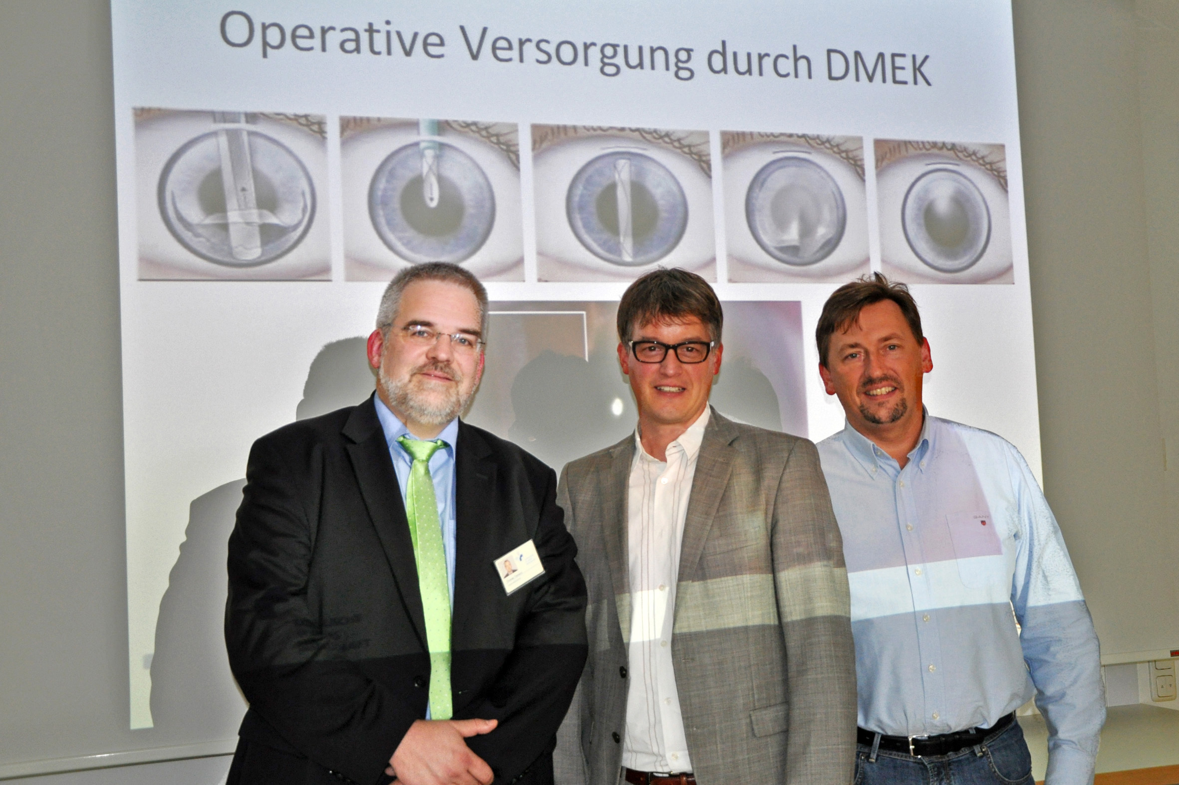 Thomas Tiemann (v.l.), Geschäftsführer des St. Rochus, Operateur Dr. Lars Zumhagen sowie Dr. Peter Hoffmann, Leiter der Augen- und Laserklinik Castrop-Rauxel, stellten die neue OP-Methode vor.