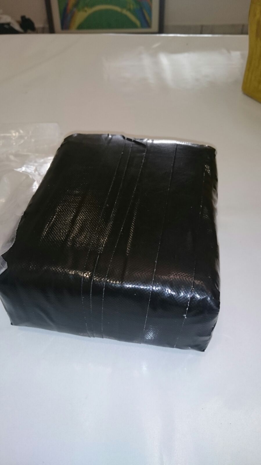 Zollbeamte fanden dieses Paket Kokain in einem Fernbus, der von Berlin nach Düsseldorf unterwegs war. Foto: Zoll Dortmund