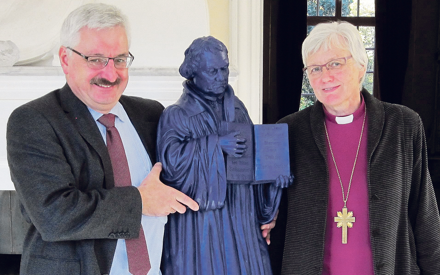 Blauer Luther: Erzbischöfin Dr. Antje Jackelén freute sich über das Präsent, das Superintendent Dietmar Chudaska überreichte.