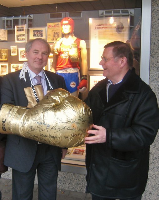 Unternehmer Heinz-Herbert Dustmann mit dem DBS-Vorsitzenden Dieter Schumann vor dem Ausstellungsfenster 2010.