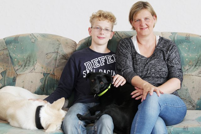 Antje Schmiemann mit ihrem Sohn Söhnke, Schüler der Pestalozzischule.