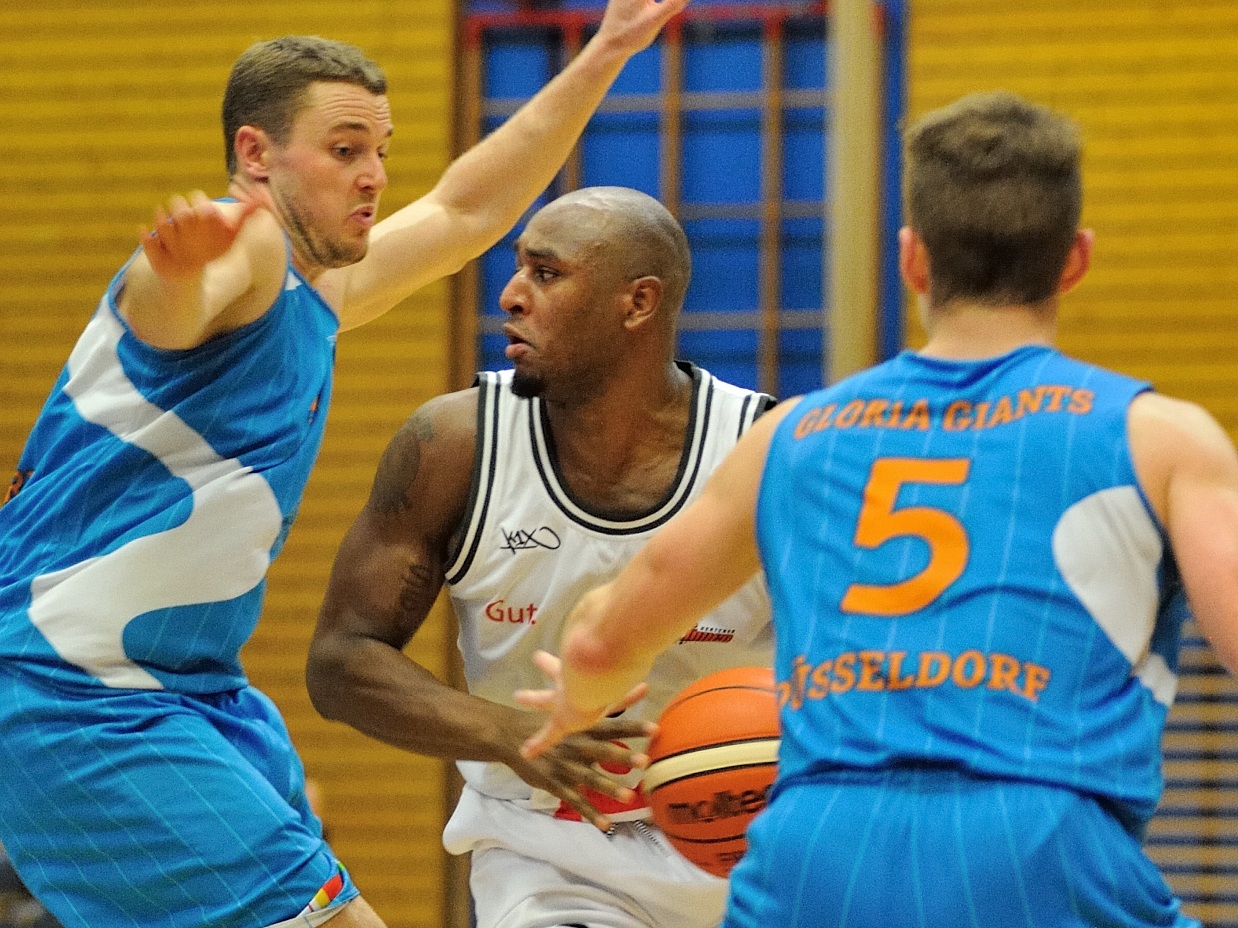 Neu-Löwe DeAndre John Landsdowne (Mitte, Spielszene aus dem Test gegen die Düsseldorf Giants) spielt die Gegner schwindelig.