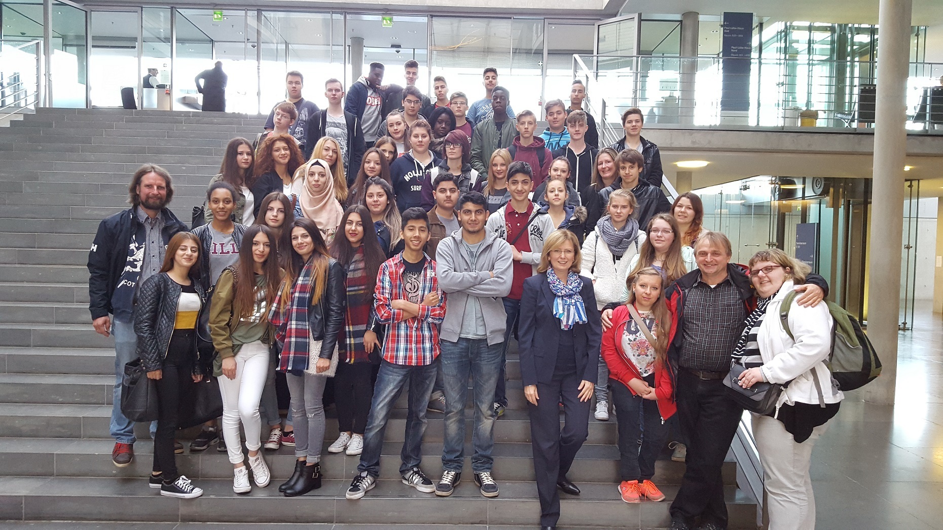 MdB Petra Hinz mit Schülerinnen und Schülern der Essener Gesamtschule Bockmühle im Berliner Paul-Löbe-Haus