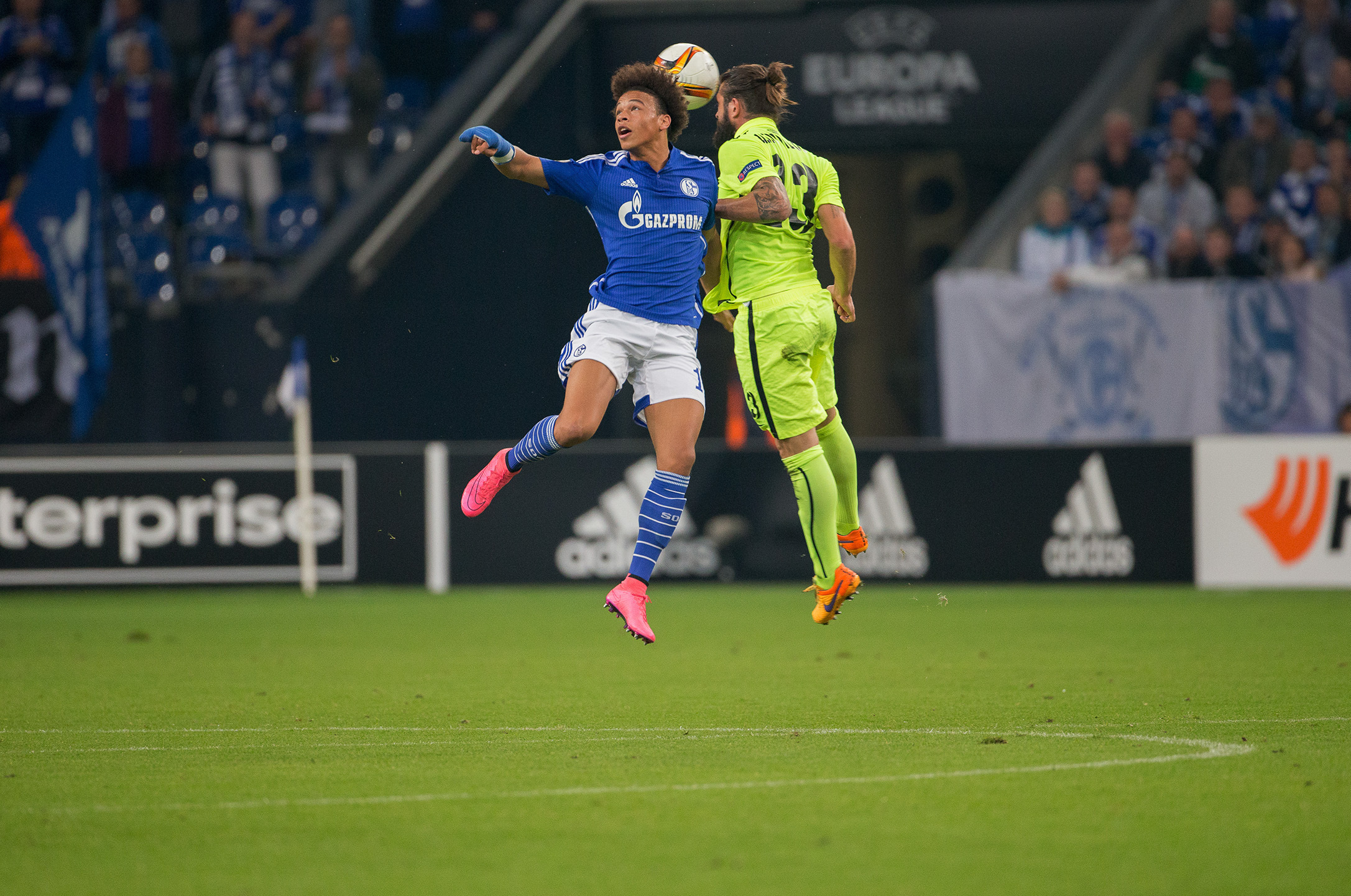 Leroy Sané (l.) bereitete das 4:0 durch Klaas-Jan Huntelaar mit einem Traum-Pass vor.