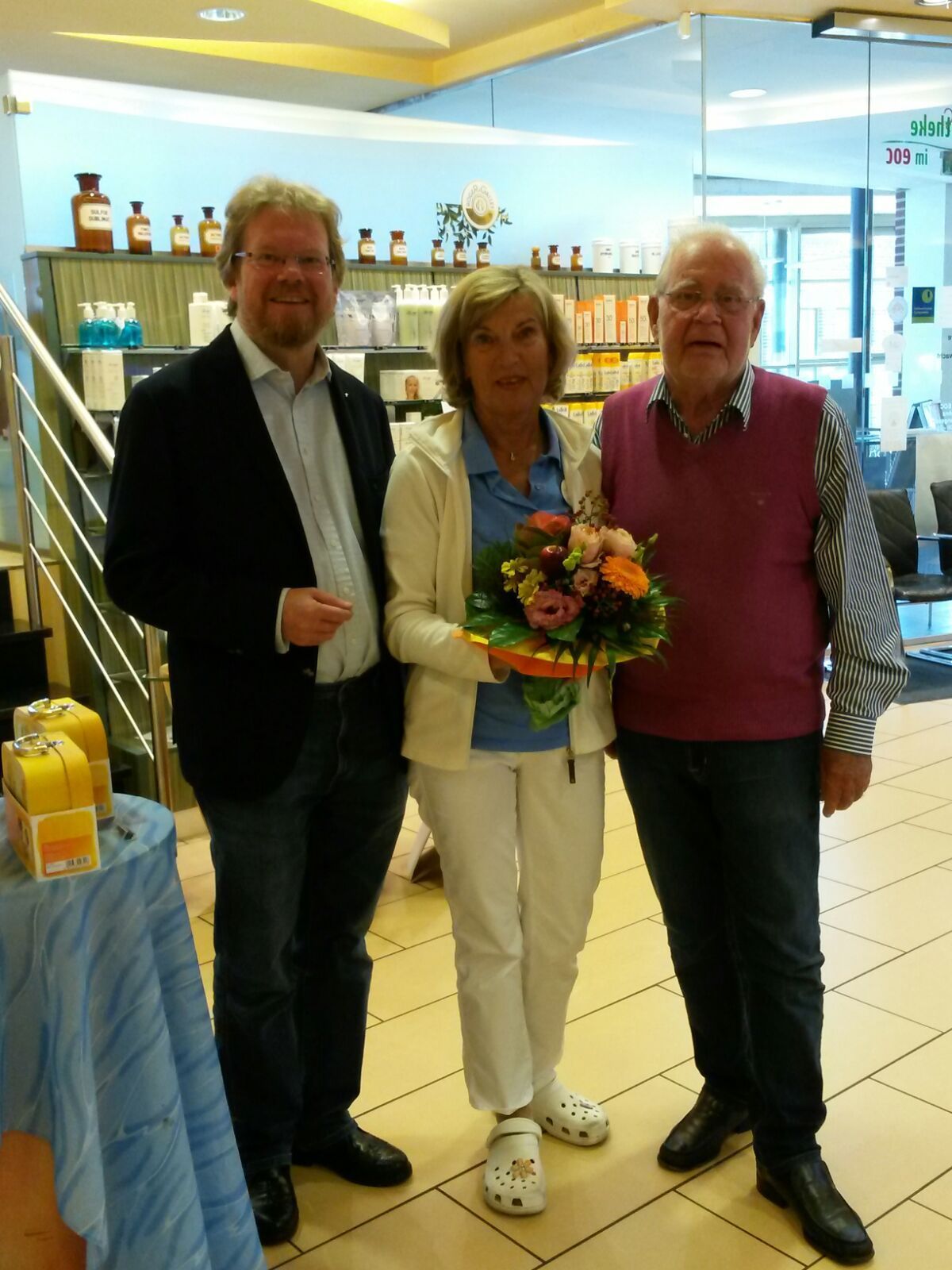 Dieter (re) und Andreas Strähnz gratulieren Jubilarin Irene Hergaden. Sie gehört seit 30 Jahren zum Team der Strähnz-Apotheken.