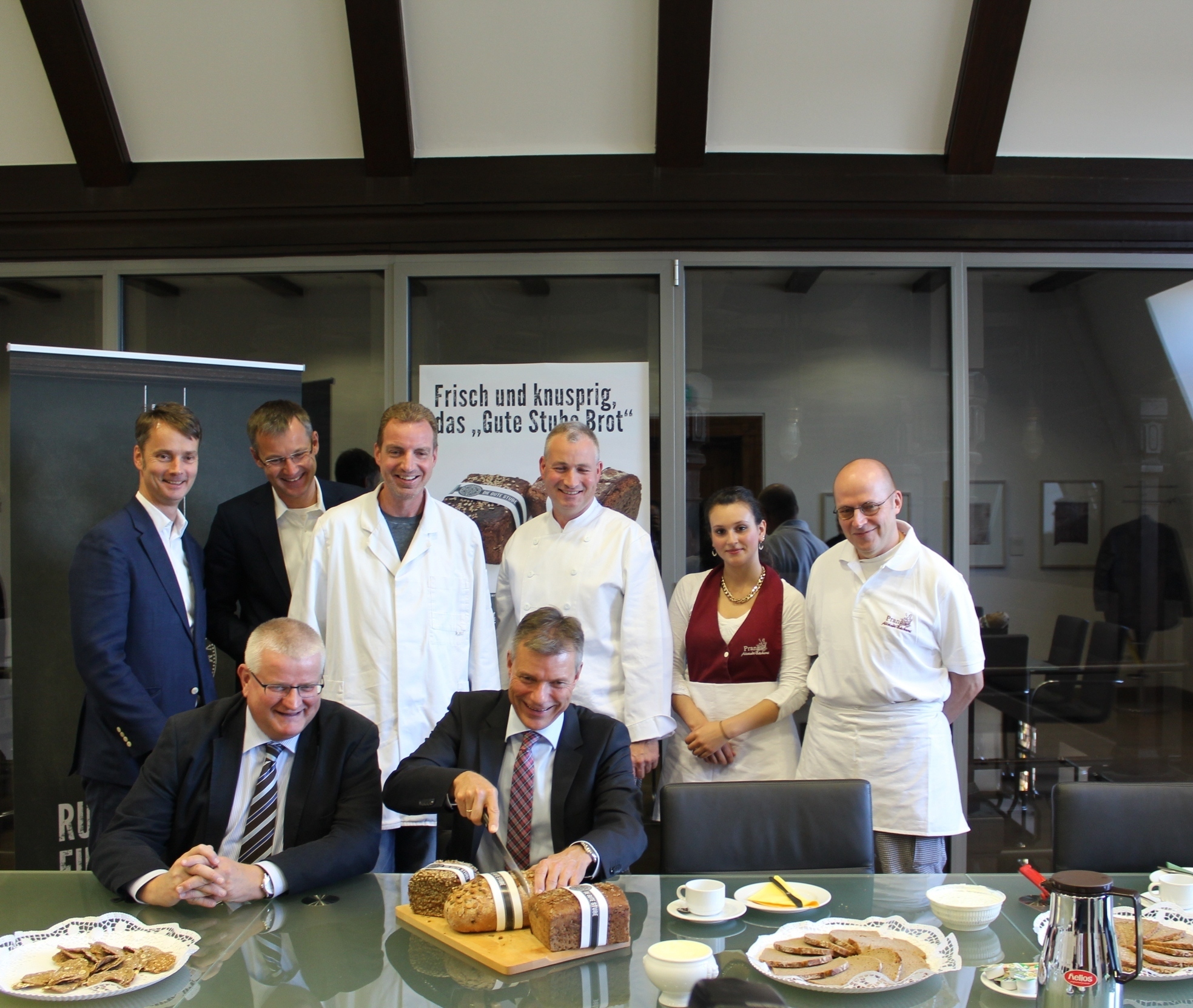 In drei Bäckereien gibt es jetzt das „Gute Stube Brot“. Auf dem Bild: Georg Gabriel (stellvertretender Fachbereichsleiter Wirtschaftsförderung, v.l.n.r.), Axel Tschersich (Fachbereichsleiter Wirtschaftsförderung), Bäckermeister Klaus Hövelmann, Bäckermeister Marcus Hachmann, Selina Koch (Bäckerei Prang), Bäckermeister Volker Prang, Beigeordneter Ekkehard Grunwald (vorne, links) und Bürgermeister Christoph Tesche (vorne). Foto: Stadt RE