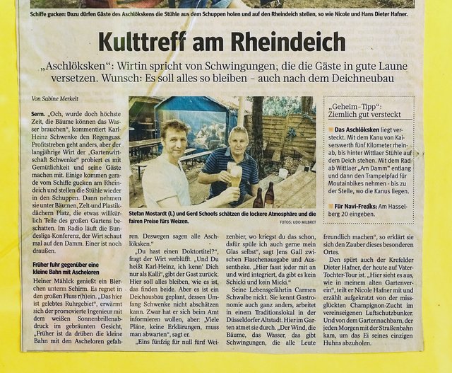 Ein an der Wand hängender Zeitungsartikel