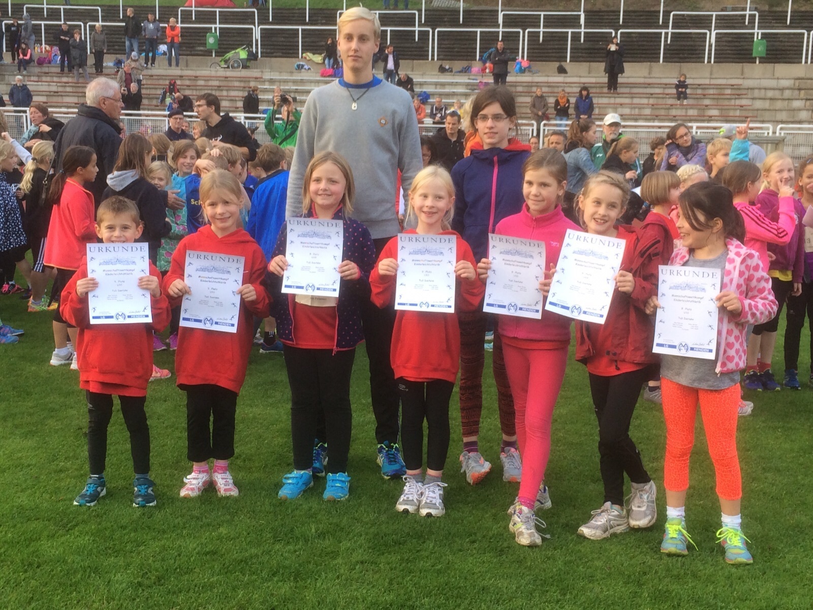 Leon mit den U10/U8-Kindern vom TuS