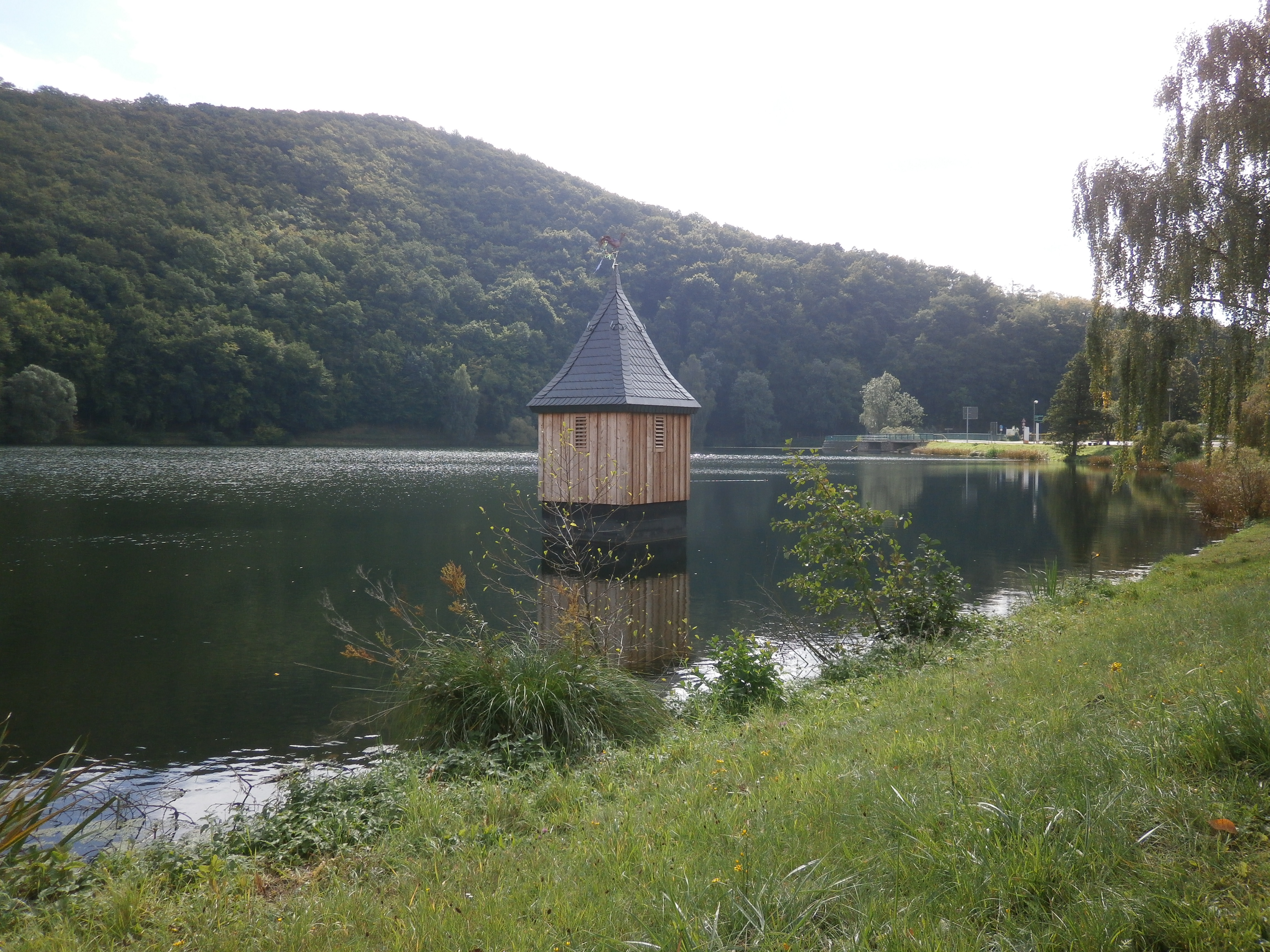 Hier steht die Kirche mal nicht im Dorf.