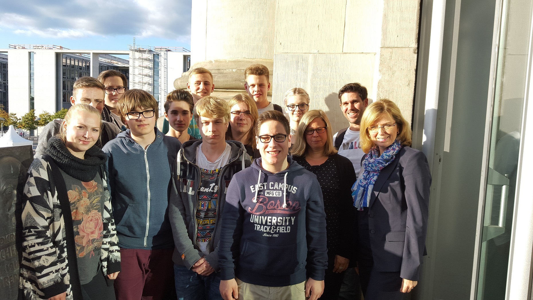 Schülerinnen und Schüler des Essener Alfred-Krupp-Gymnasiums mit MdB Petra Hinz auf dem Westbalkon des Berliner Reichstagsgebäudes