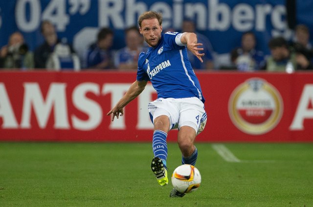 Der Kapitän ist wieder an Bord. Benedikt Höwedes gab nach über vier Monaten Verletzungspause am Donnerstagabend in der Europa League sein Startelf-Comeback für den S04.