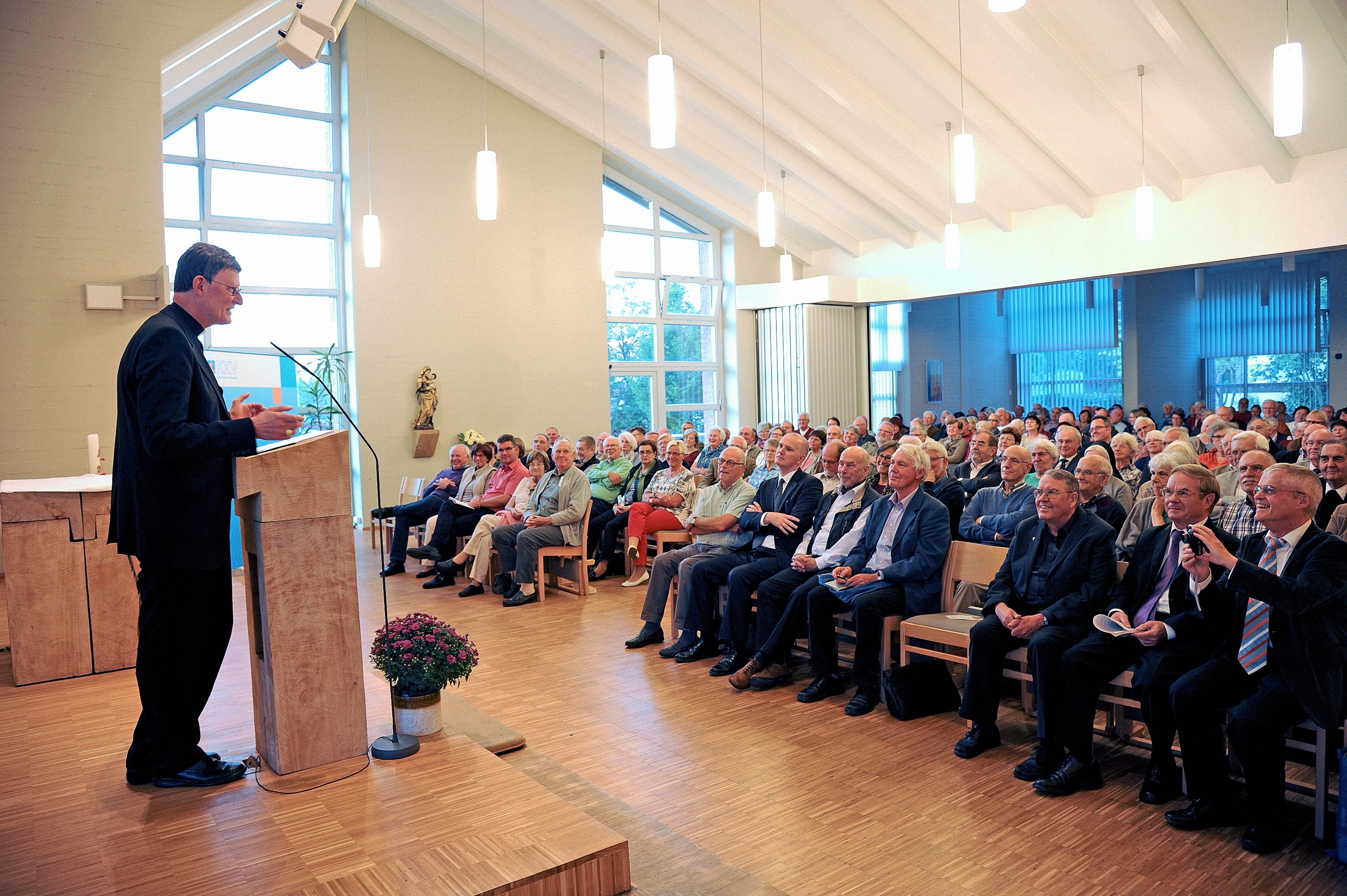 Mit großem Interesse verfolgten die zahlreichen Zuhörerinnen und Zuhörer die Ausführungen von Kardinal Woelki.