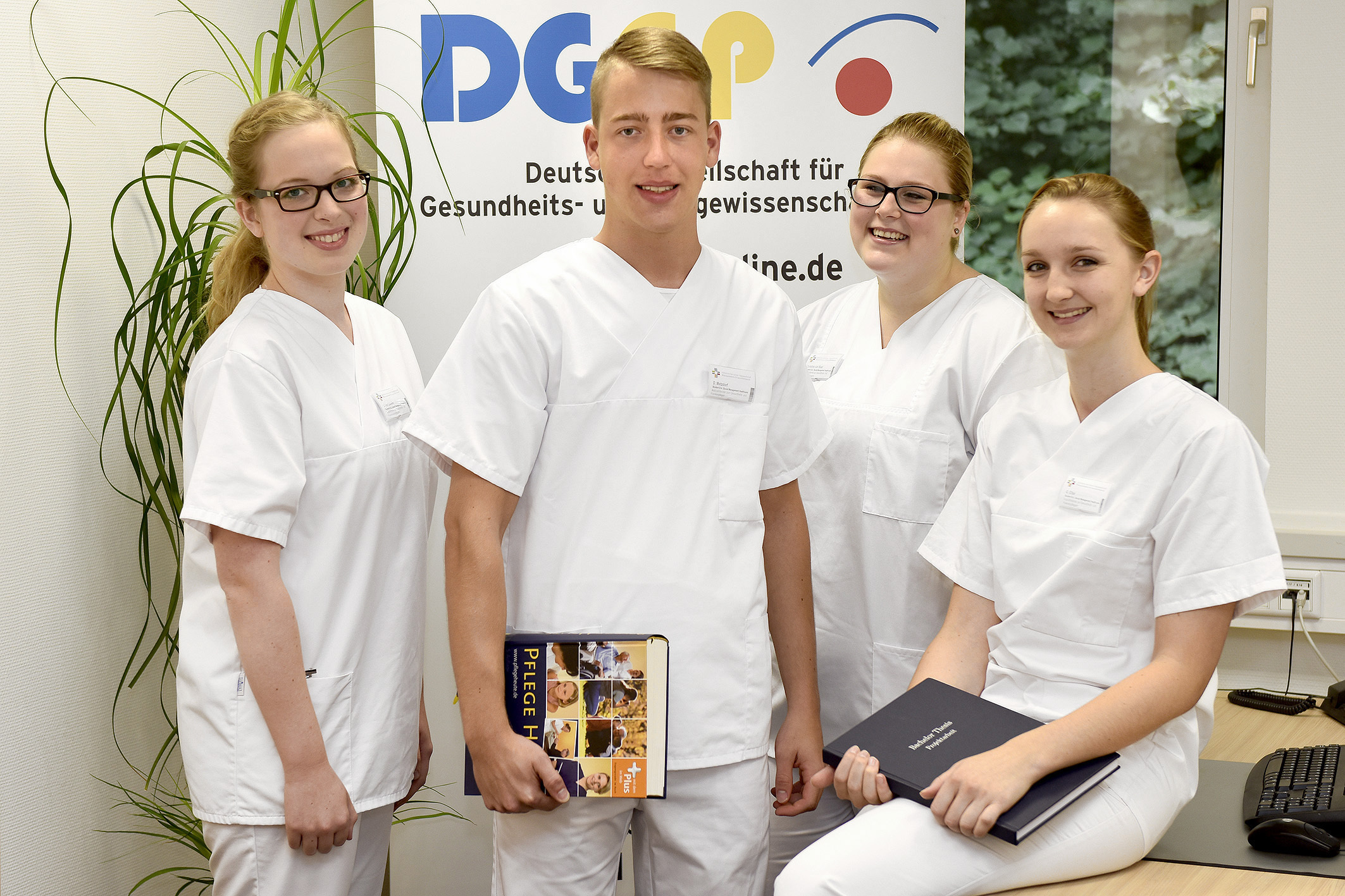 Von links nach rechts: Judith van Leuven, Daniel Metzdorf, Christina van Baal und Julia Elter streben den Bachelor of Arts in Social Management an.