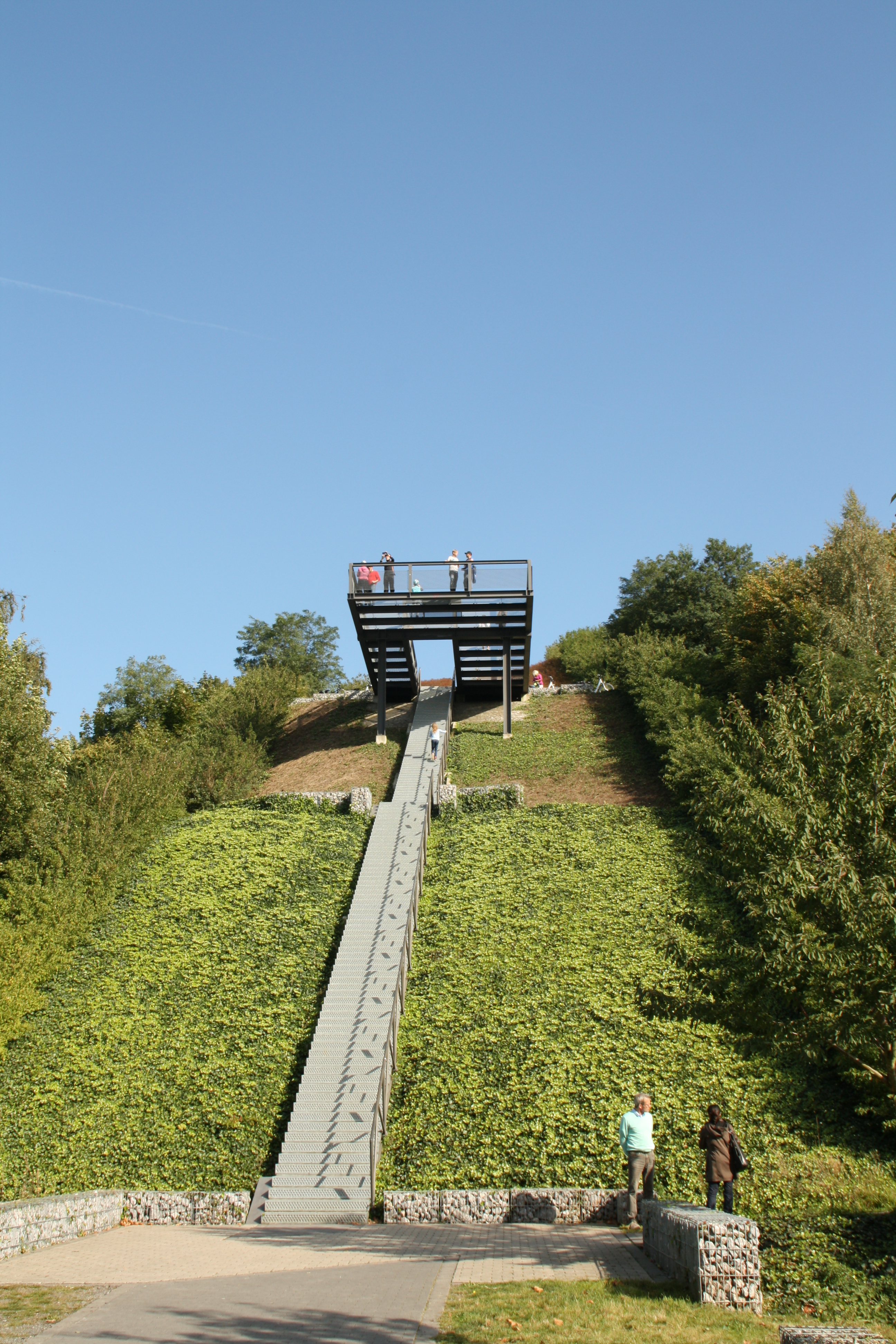 ja, nicht leicht für Gehbehinderte ; vielleicht den Fußweg versuchen