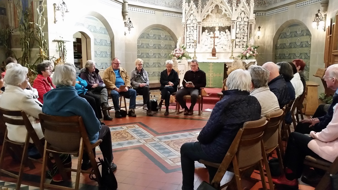 Pfarrer Dr, Johannes Ruschke und Renate Schneider (beide in der Bildmitte) stellten ihre derzeitigen Lieblingsbücher im Altarraum der Asselner ev. luth. Kirche vor.