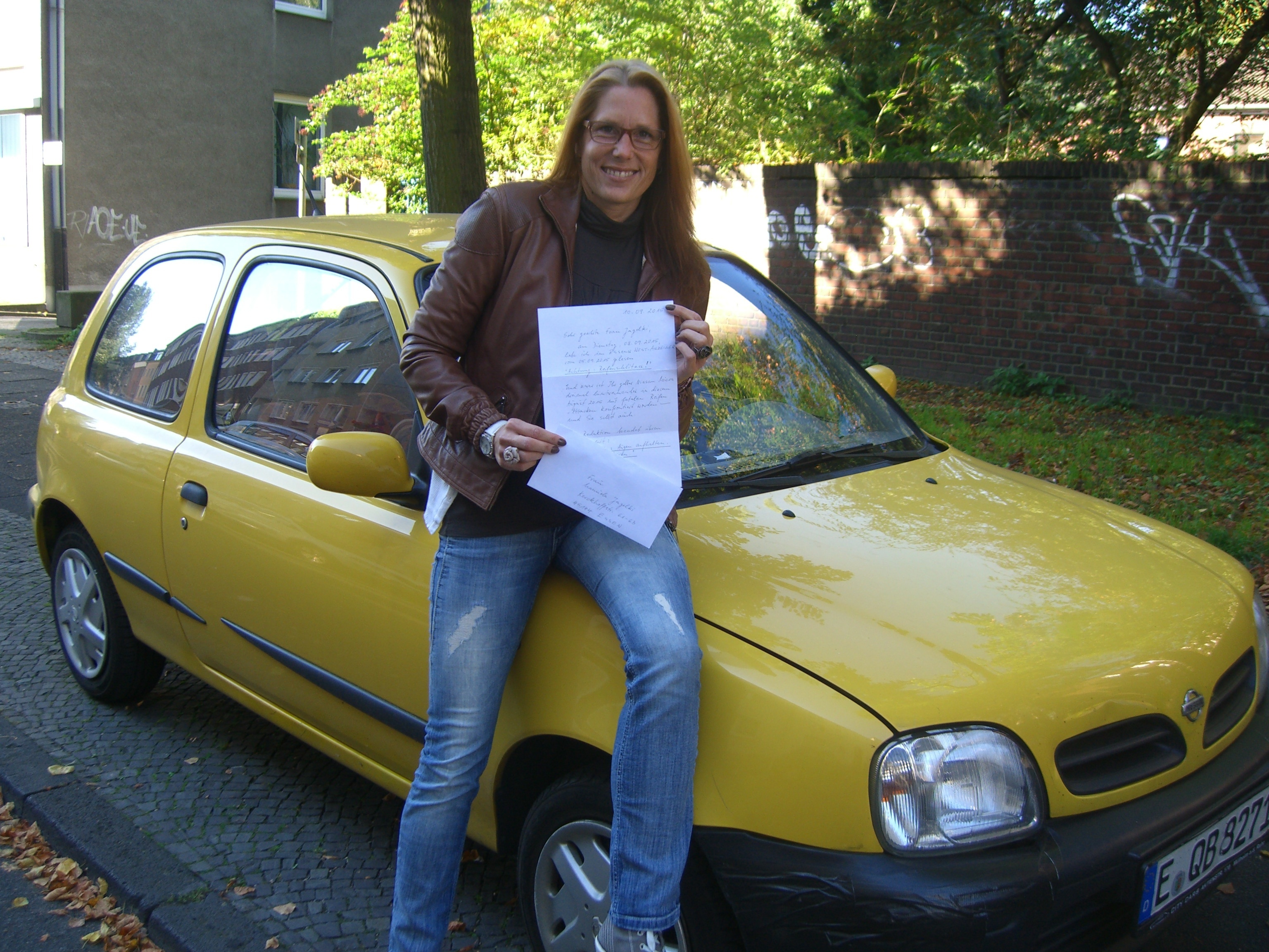 Endlich, die taffe Manuela Jagelki kann wieder lachen. Nach der Veröffentlichung im West Anzeiger vom "Reifenstecher" landete dieses Schreiben in ihrem Briefkasten... Fotos: Schattberg