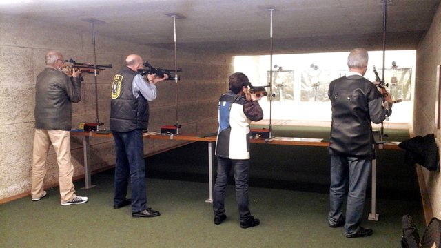 Rolf Kroniger und Connie Möller (Mitte) vom BSV auf dem 10-Meter-Stand beim Luftgewehr Auflage.