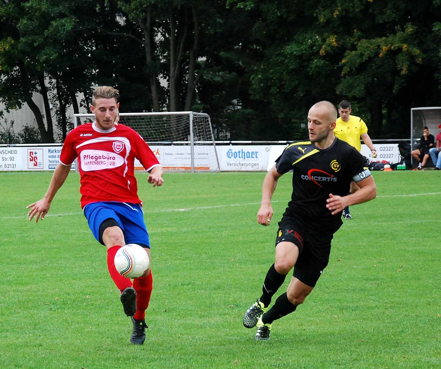 Lindens Radule Lekic (rechts) entschied mit seinem Treffer zu Beginn der zweiten Halbzeit das Derby. Unser Bild zeigt ihn im Zweikampf mit Kevin Dücker. FOTO: Peter Mohr
