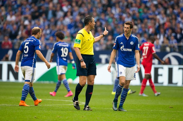 Nein, es war nicht der Tag von Leon Goretzka (r.), der in dieser Szene von Schiedsrichter Knut Kircher zurecht gewiesen wird.
