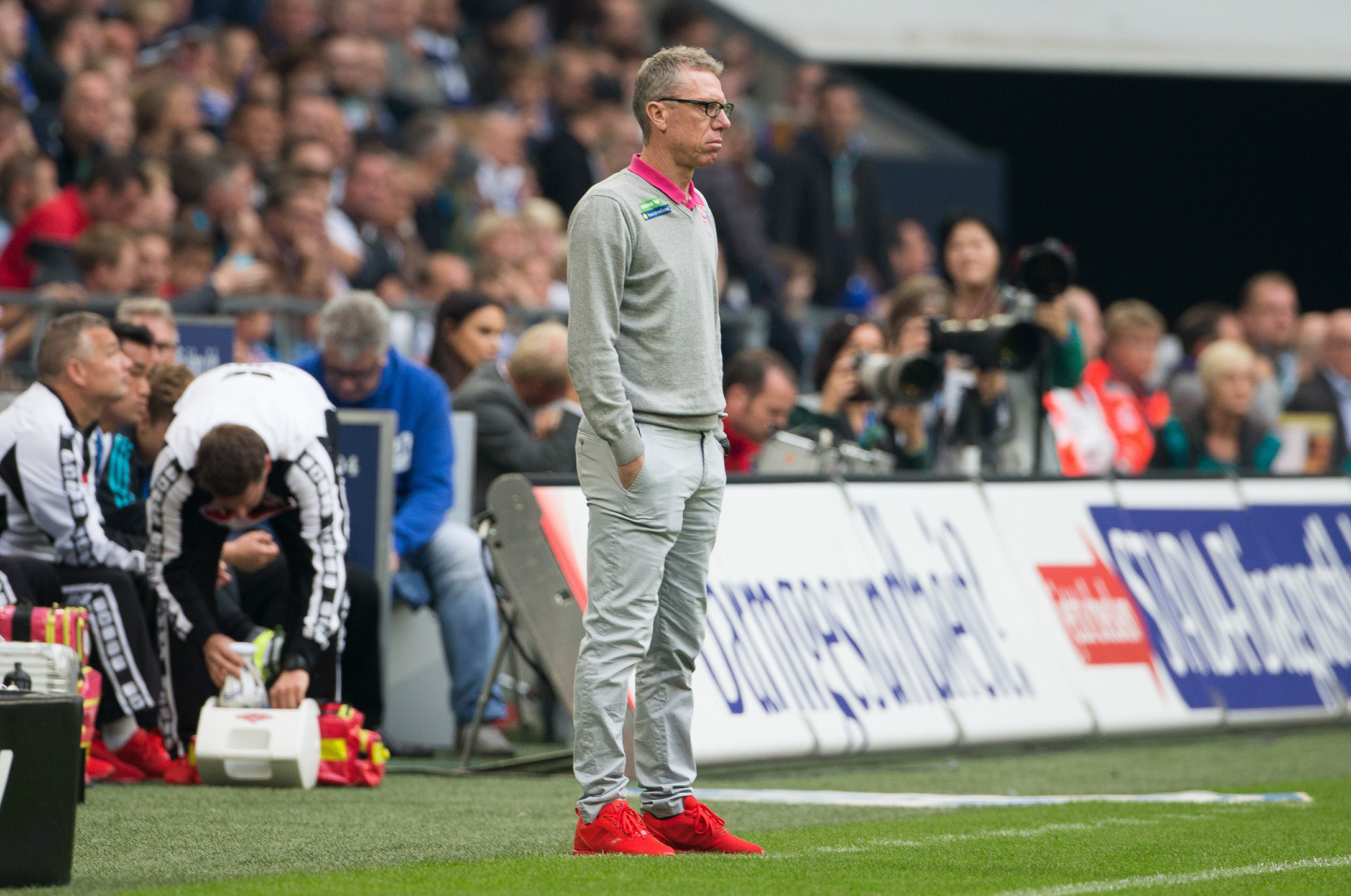 Über den Modegeschmack von Peter Stöger kann man sich streiten. Taktisch stellte Kölns Trainer seine Mannschaft aber perfekt auf das Schalker Spiel ein.
