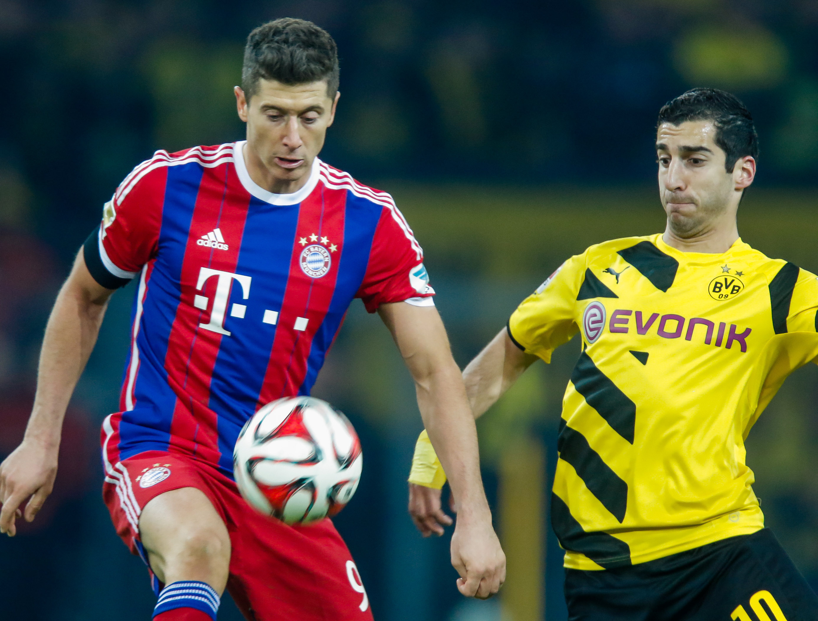 Robert Lewandowski (l.) traf gegen Dortmund zweimal. Am Ende gewann der FC Bayern München mit 5:1 gegen den Tabellenzweiten.