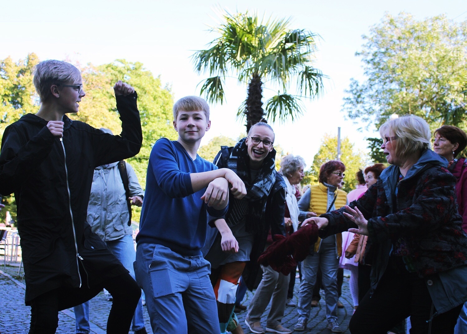 "Besser als jeder Unterricht. Die Solidarität der Generationen kann nicht gelehrt und unterrichtet werden. Sie muss "erfahren" werden. Mit allen Sinnen. Mit Spaß und Musik, mit Kunst und Kultur", so Marita Gerwin (re.) zum Flashmob am Weltseniorentag in der Freien Hansestadt Bremen.