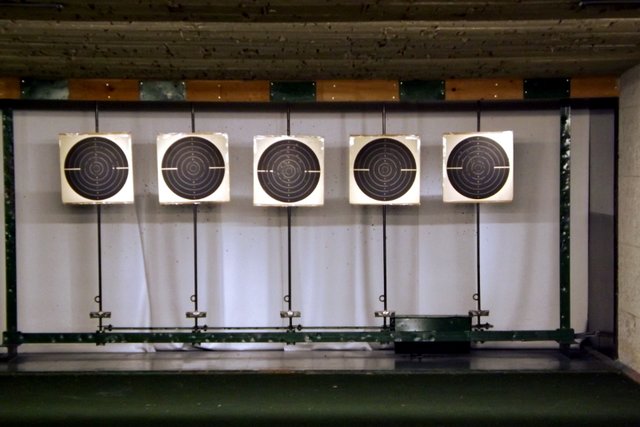 Die Klappscheiben auf dem 25-Meter-Stand für den Duell-Durchgang (neue Bezeichnung in der DSB-Sportordnung 2015: "Schnellfeuer"). Auch hier werden sechs Fünferserien geschossen. Allerdings ist die Scheiben für jeden Schuss nur drei Sekunden zu sehen und klappt dann weg.