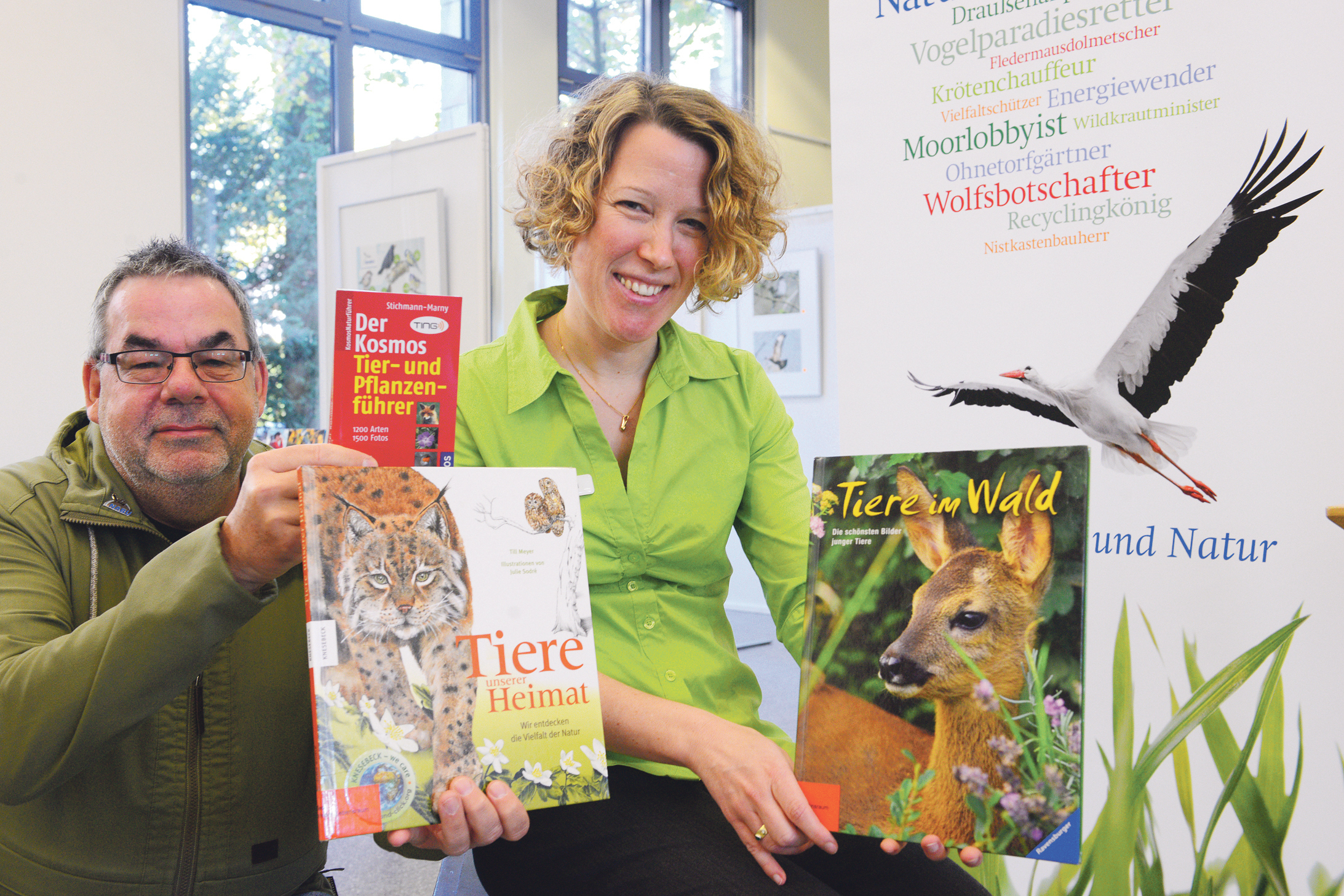 Bibliotheksleiterin Claudia Büchel und Jürgen Borngraeber haben die Ausstellung gemeinsam auf die Beine gestellt.