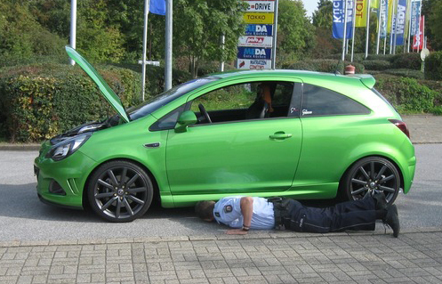 Die Einsatzkräfte nahmen die getunten Fahrzeuge genau unter die Lupe.