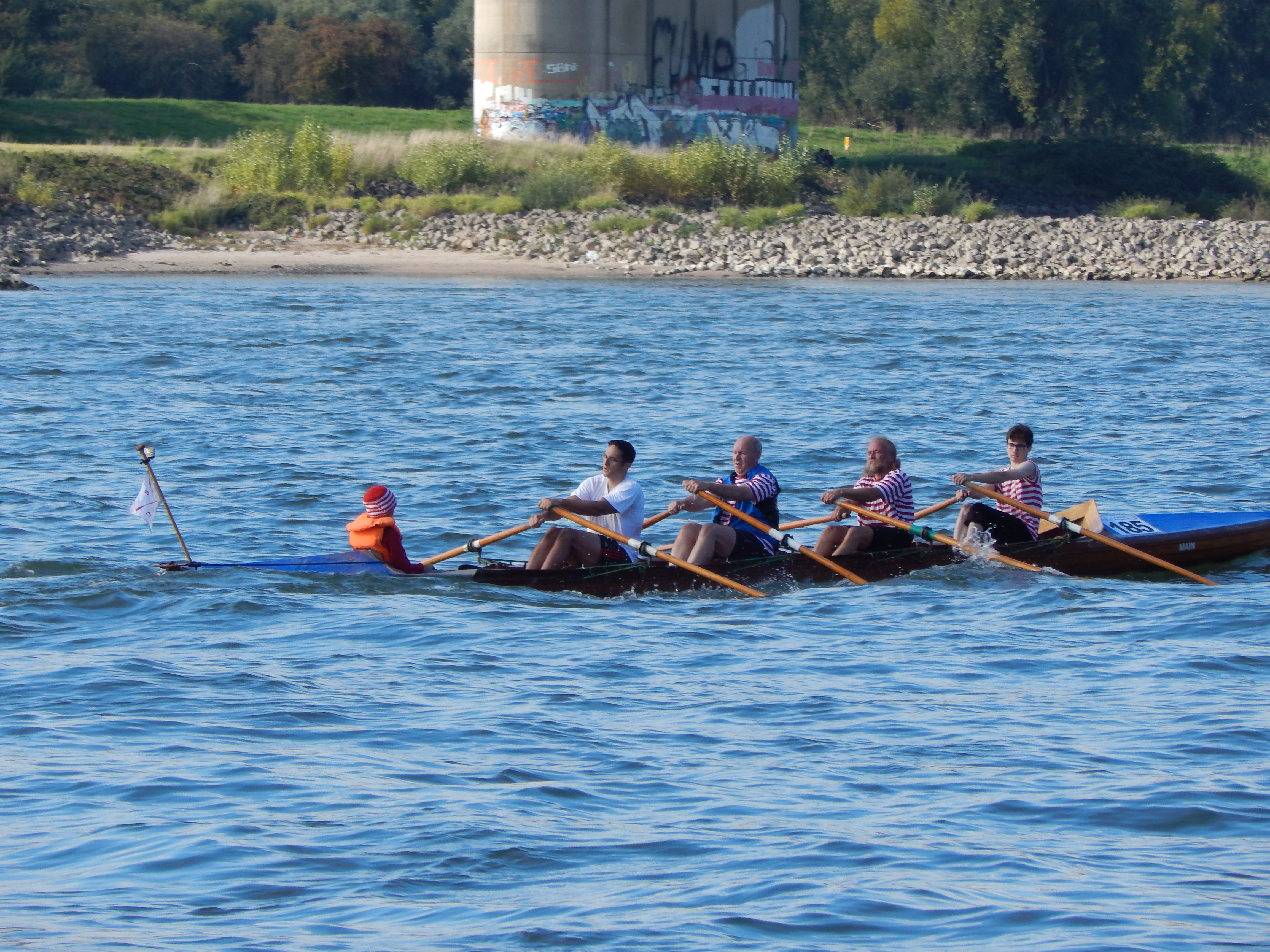 Da die Schifffahrt auf dem Rhein ungehindert weitergeht, müssen die Boote mit speziellen Aufbauten gegen den teils sehr hohen Wellengang geschützt werden. In diesem Jahr nahmen über 900 Ruderer in 178 Booten teil.