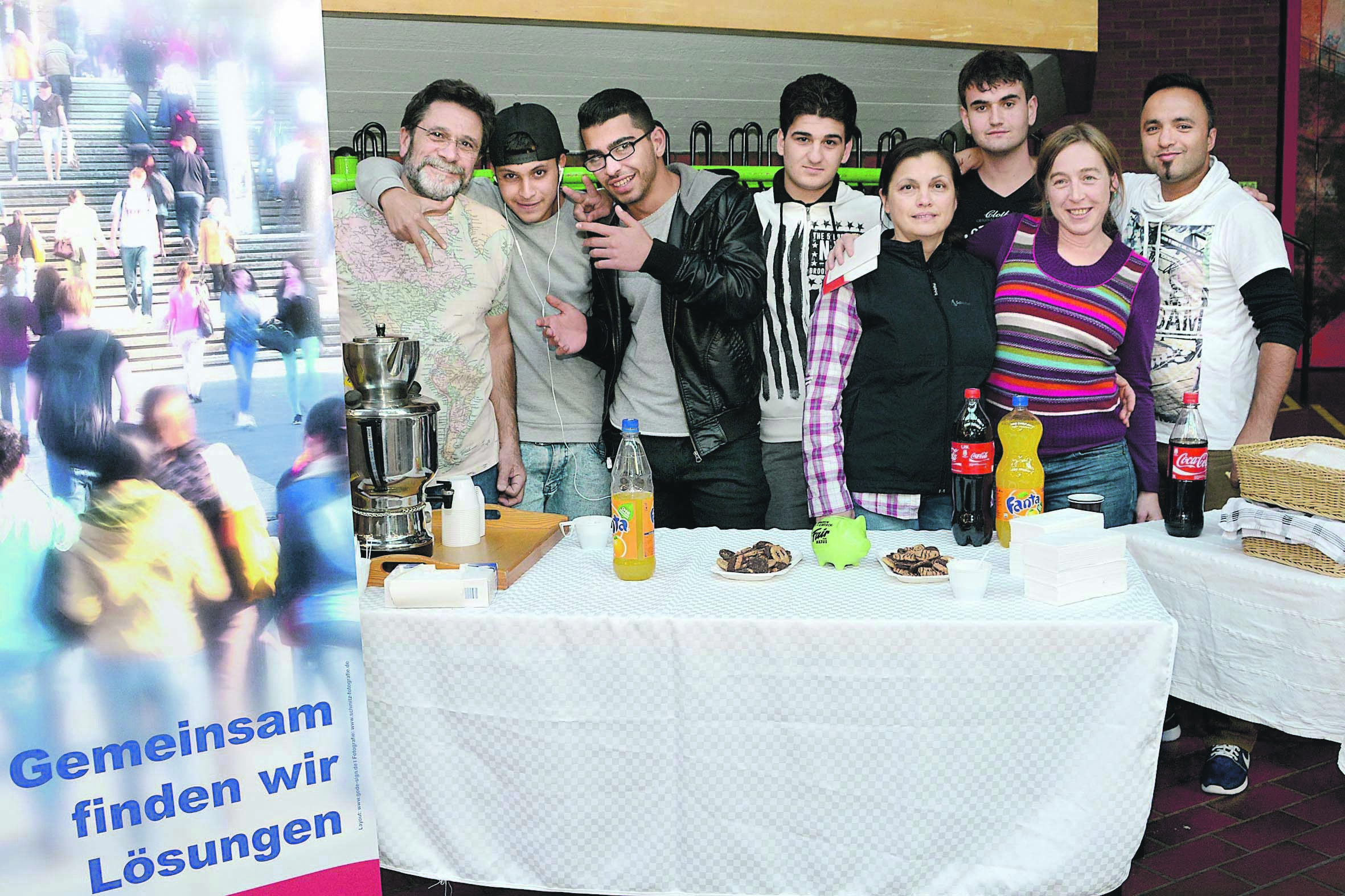 Beim Eine-Welt-Fest im Keuning-Haus stellte sich auch „Globus“ vor, ein Team aus Pädagogen, Sozialarbeitern und Sprachlehrern, das unbegleiteten minderjährigen Flüchtlingen hilft. Im Vordergrund stehen dabei nicht nur in der Anlaufstelle an der Lange Straße die Vermittlung der Sprache, medizinische Versorgung und Unterstützung beim Umgang mit Behörden. Im Treff „Open Globus“ ersetzen gemeinsame Mahlzeiten, Spiele und Aktivitäten sowie ein Internetzugang die fehlende Familie.