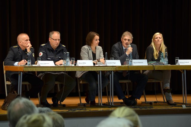Landrat Makiolla gab in Bönen einen aktuellen Sachstand zur Notunterkunft. Foto: B. Kalle/Kreis Unna