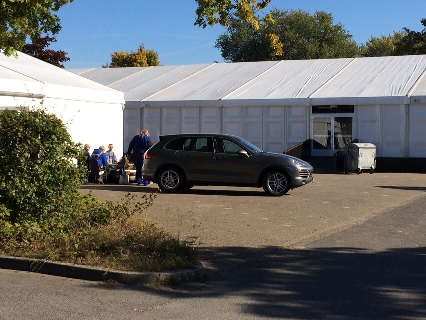Die Zeltstadt in Weddinghofen ist fertig. Doch der Einzug der Flüchtlinge verzögert sich noch: Foto: Abel