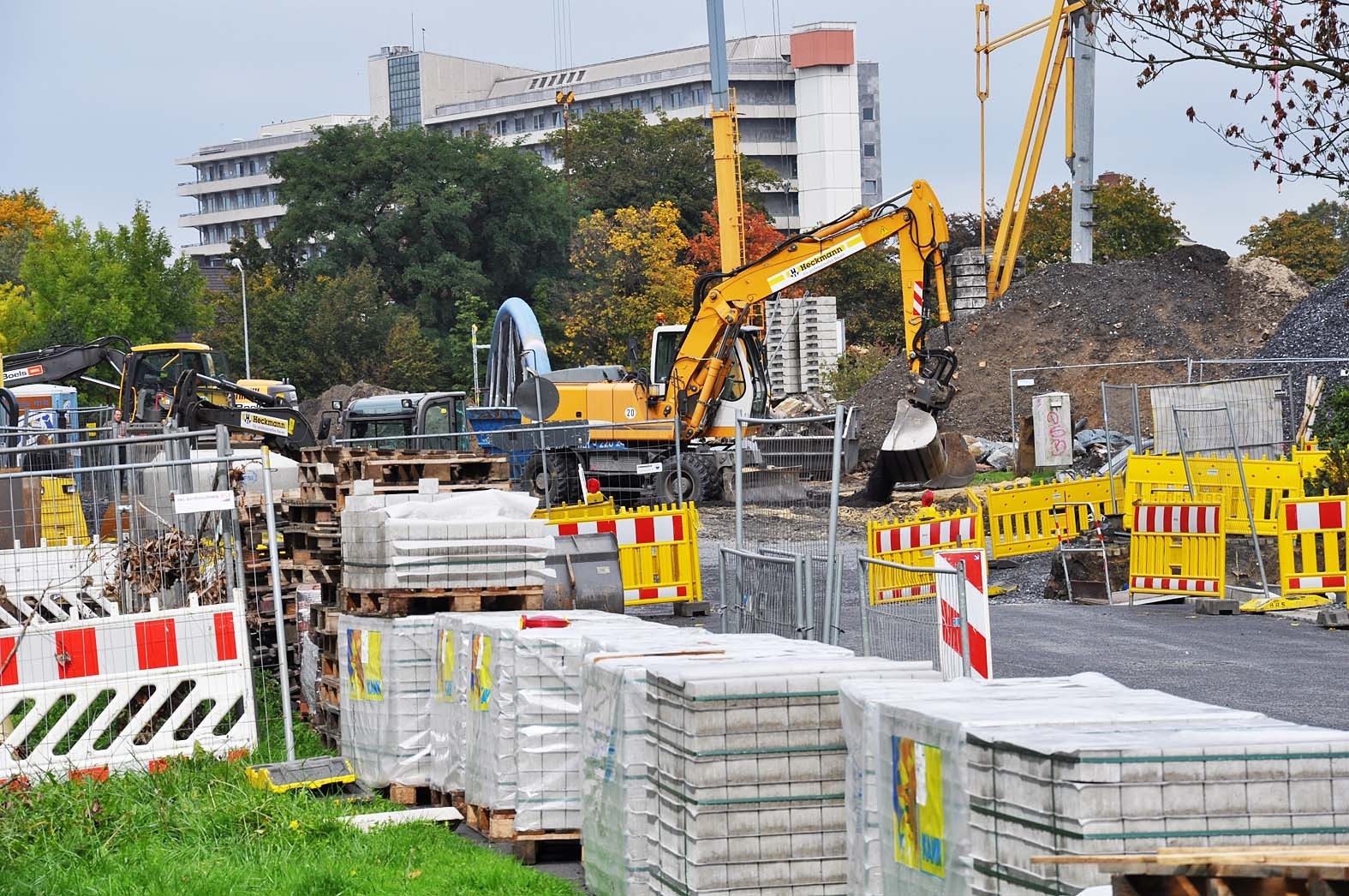 Bauarbeiten an der Kreuzung Graf-Adolf-Straße / Marie-Juchacz-Straße führten zum Abbau der dortigen Ampel. Dafür musste ein Datenkabel gekappt werden.