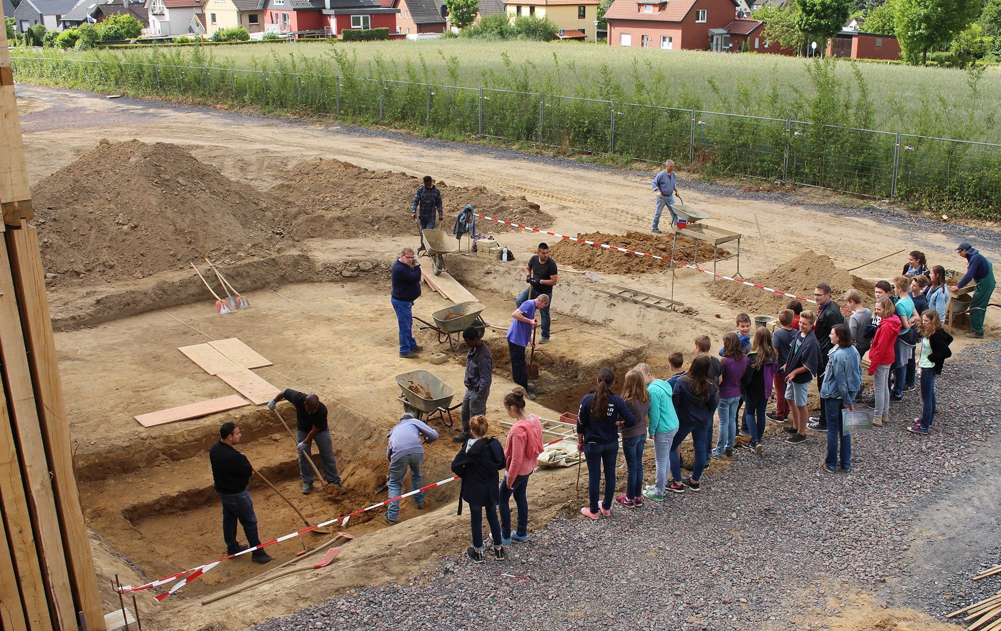 Viele Schulklassen unterstützten die Ausgrabungen. Hier beobachten Schülerinnen und Schüler, wie die Spitzgräben der Lagerumwehrung Schritt für Schritt ausgehoben werden.