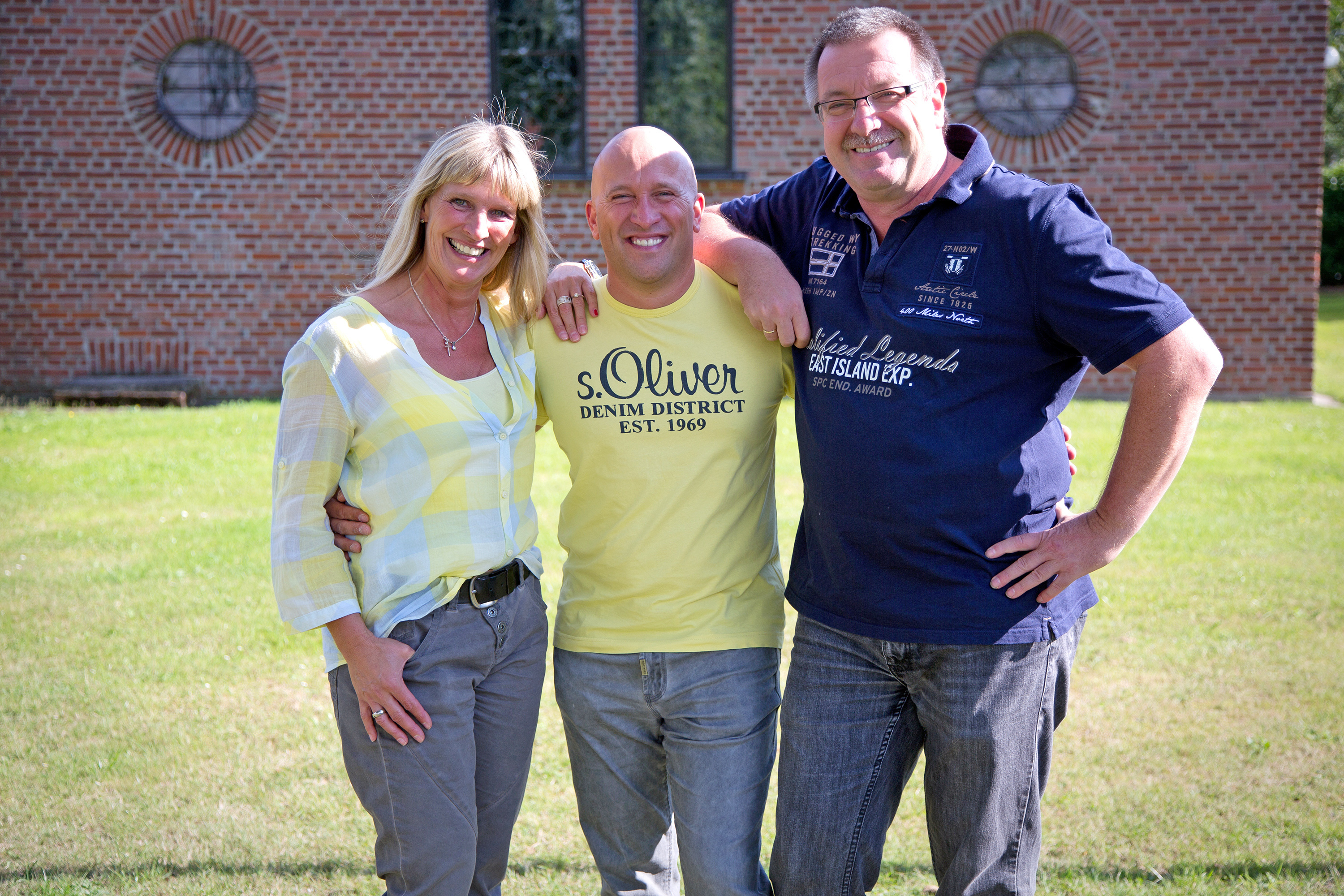 Das designierte Dreigestirn von Berghausen: Markus Klapper als „Prinz Shorty I.“ (Mitte), seine Frau Michaela als „Jungfrau Michi“ und Michael Hinz als „Bauer Micha“.Foto: Privat
