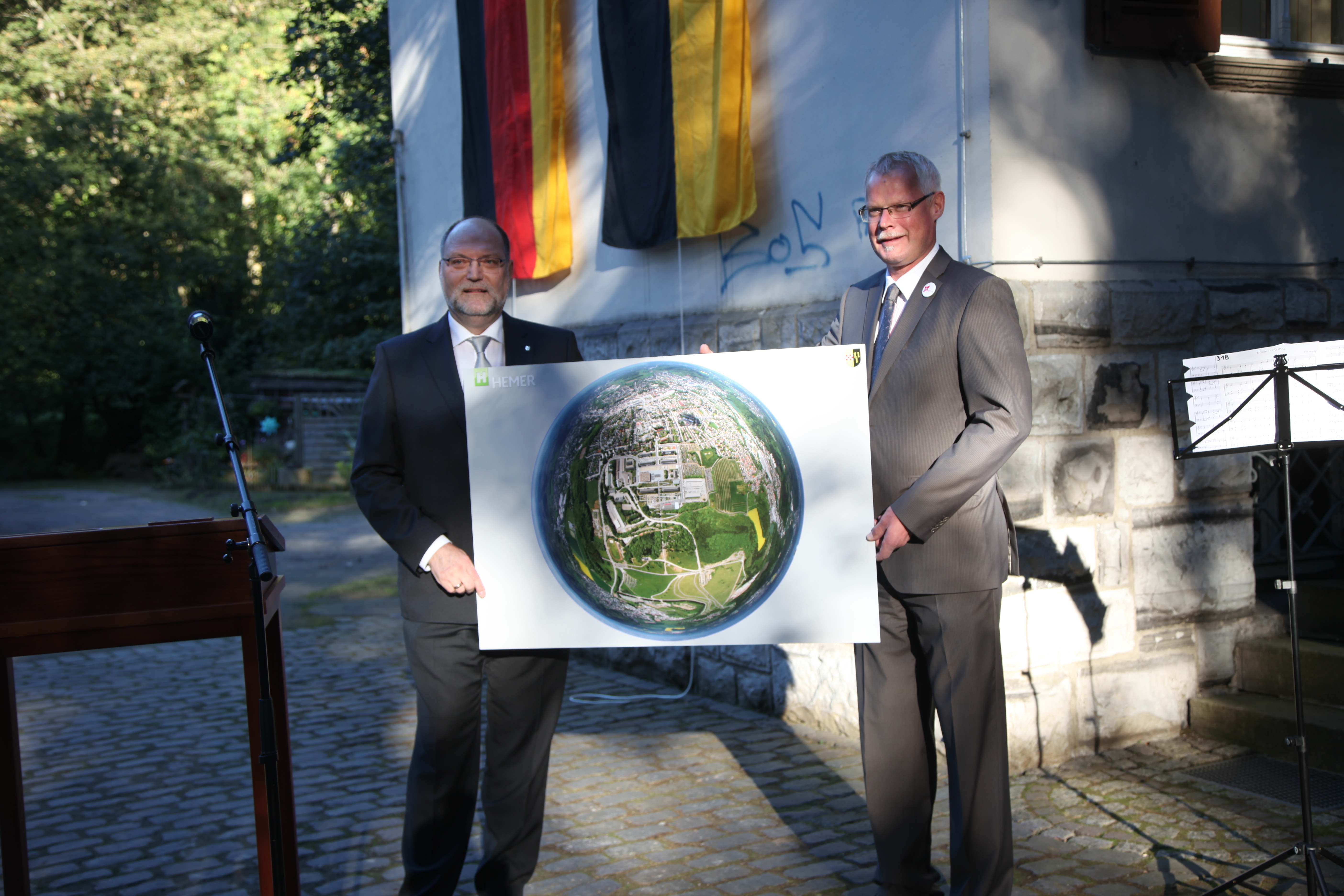 Eine ungewöhnliche Perspektive des Sauerlandparks zierte das Gastgeschenk, das Hemers stellv. Bürgermeister Wolfgang Römer (li.) an seinen Amtskollegen Bodo Broszinski aus Doberlug-Kirchhain übergab.