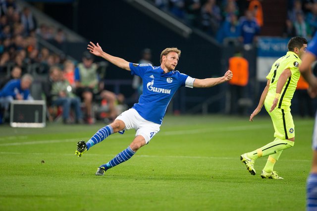 Benedikt Höwedes (l.) spielte am vergangenen Donnerstag gegen Asteras Tripolis erstmals seit Mai wieder über 90 Minuten für den S04.