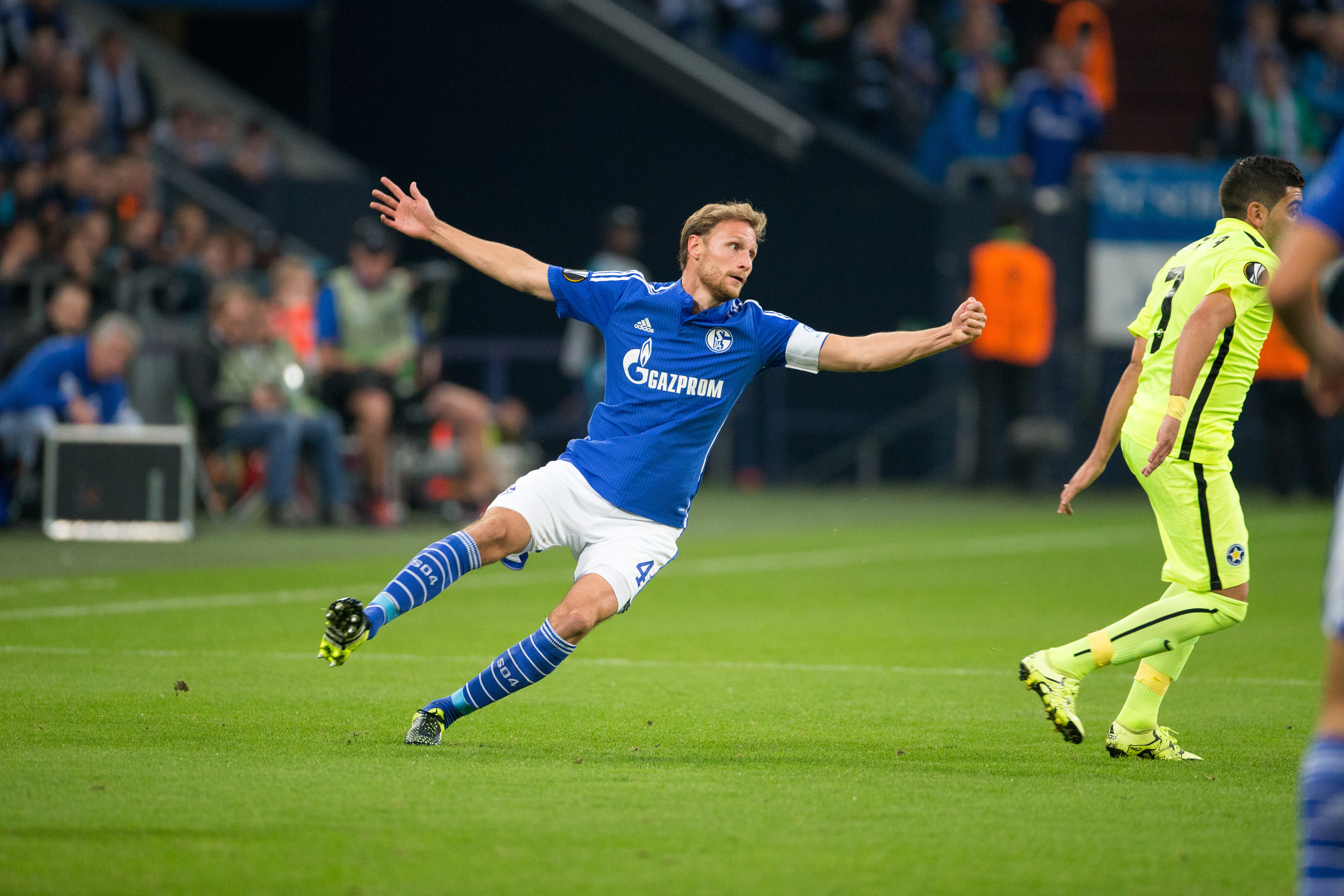 Benedikt Höwedes (l.) spielte am vergangenen Donnerstag gegen Asteras Tripolis erstmals seit Mai wieder über 90 Minuten für den S04.