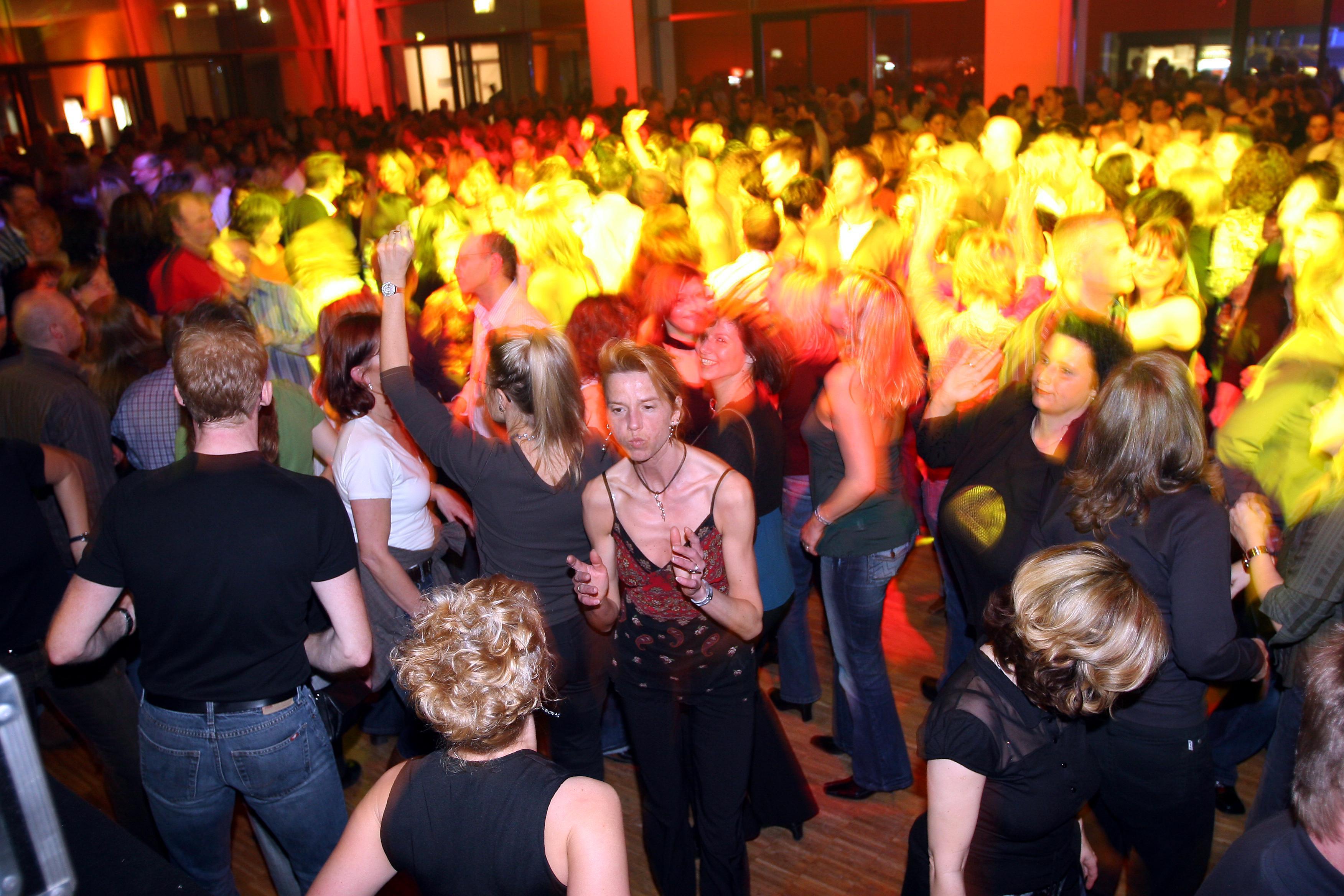 Gleich auf drei Tanzflächen gibt die Stadthalle Kamen bei „Deine Ü30-Party“ am 31. Oktober Schub. Auf der Halloween-Party speziell für tanz- und feierfreudige Menschen ab 30 Jahren gibt es Chart-, Discofox- und Clubmusik.