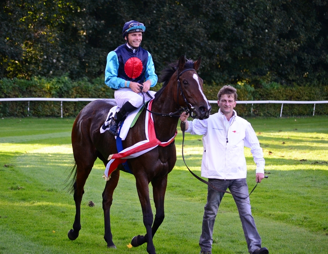 Überlegener Sieg: "Queenie" & Jockey Stephen Hellyn