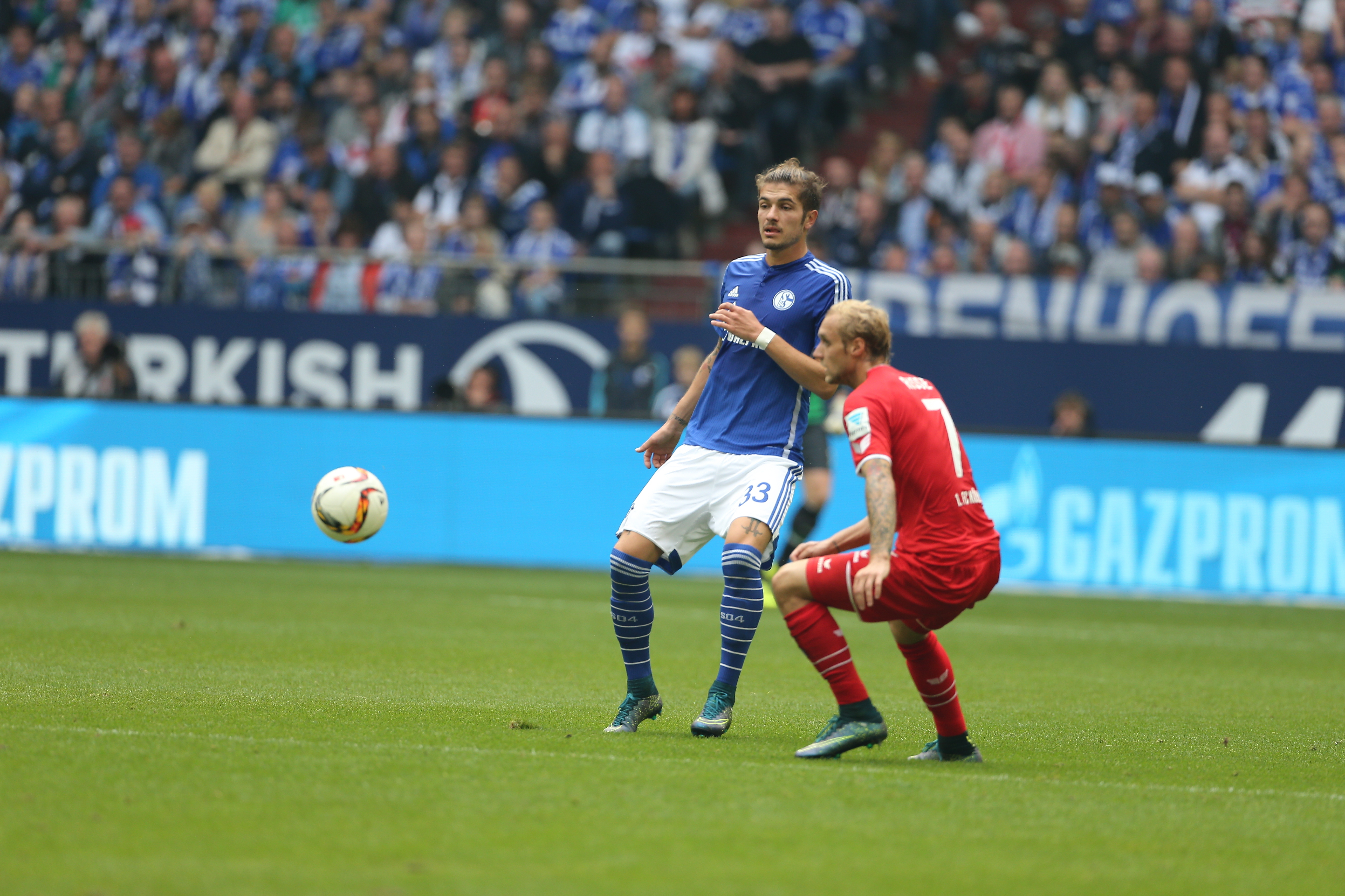Roman Neustädter (l.) absolvierte gegen Köln sein 100. Bundesliga-Spiel im Trikot des S04.