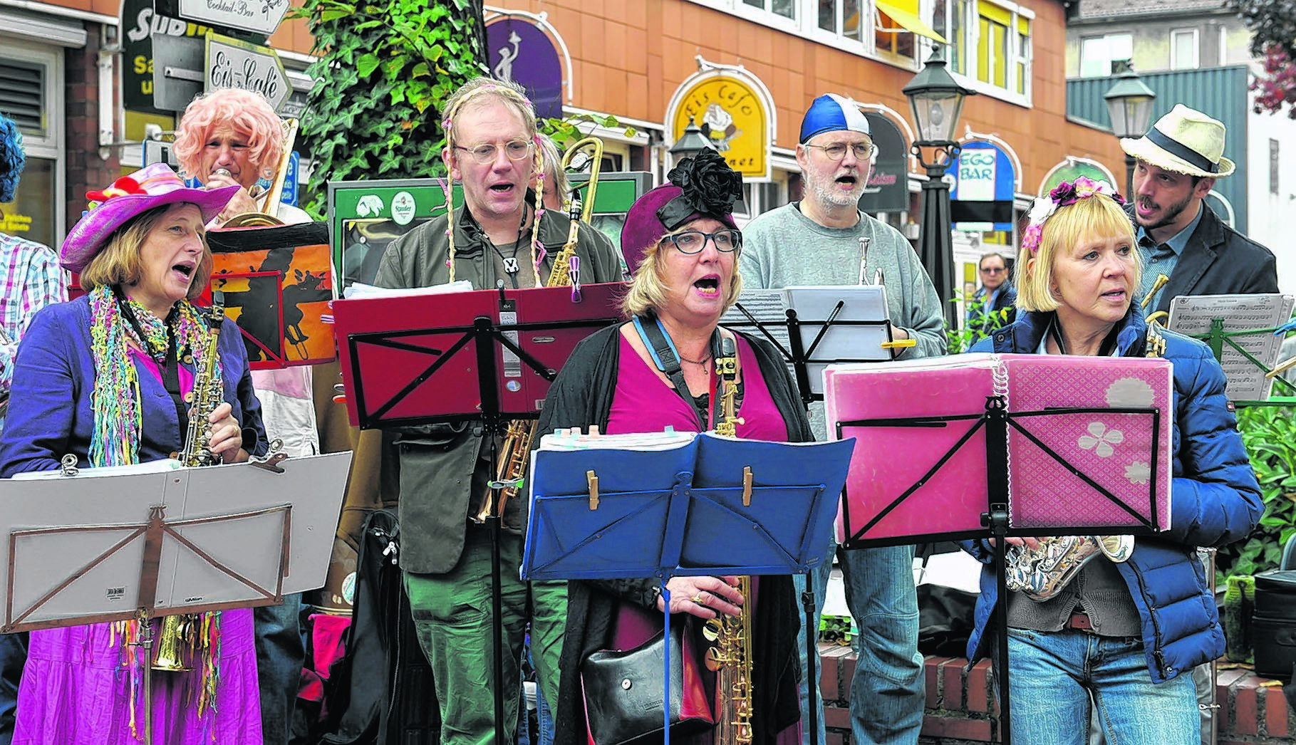 Vor der Siechenkapelle gaben sie ihr Können zum Besten: Das Ensemble „Tuba Libre“ begeisterte die Zuhörer und erhielt viel Applaus.