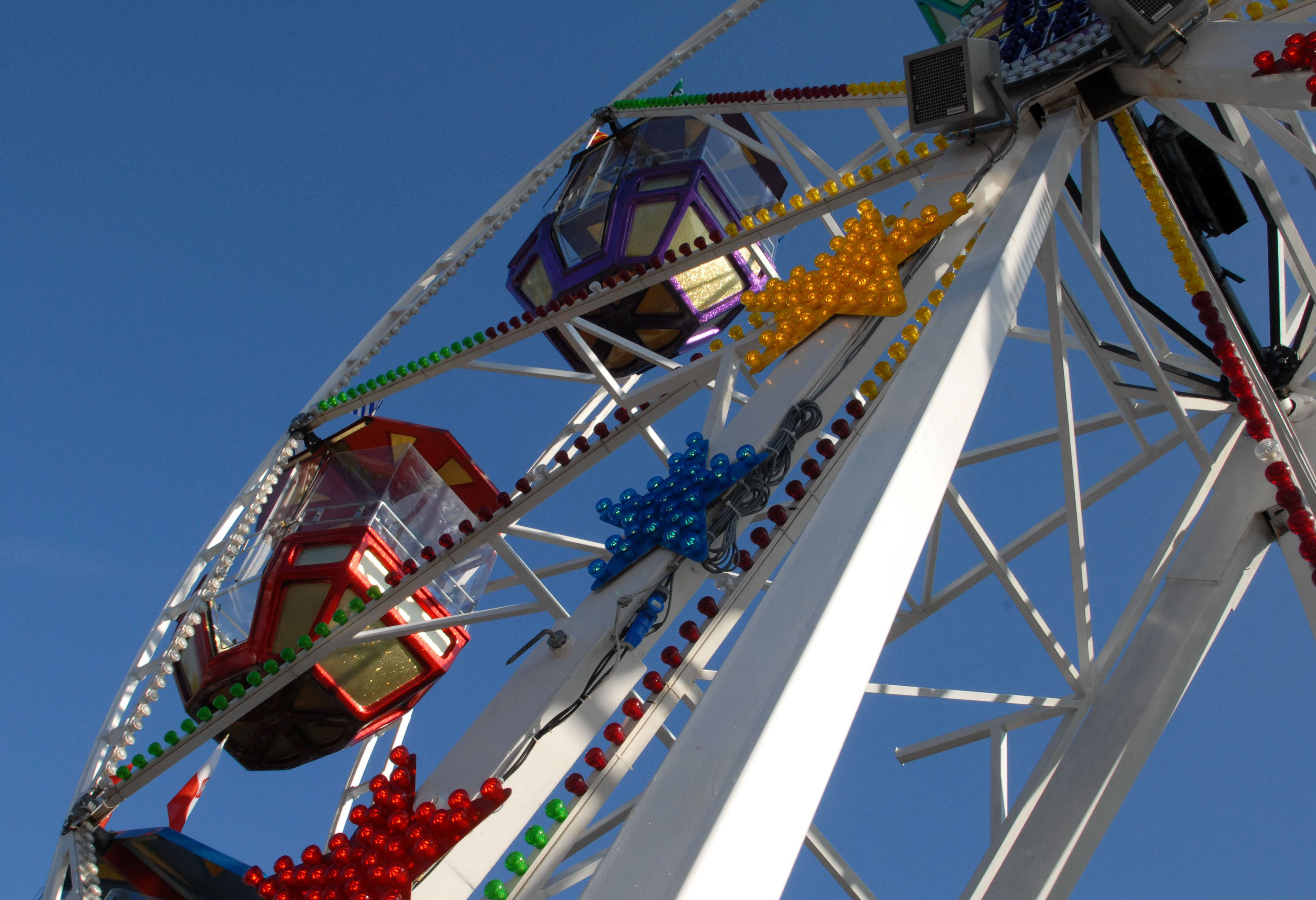 Drei Tage lang herrschte in Herbede wieder Ausnahmezustand in Blau und Weiß beim Oktoberfest. Sehr beliebt war das 18 Meter hohe Riesenrad. Hier standen die Besucher Schlange, um dreieinhalb Minuten lang Herbedes Höhenluft schnuppern zu können.