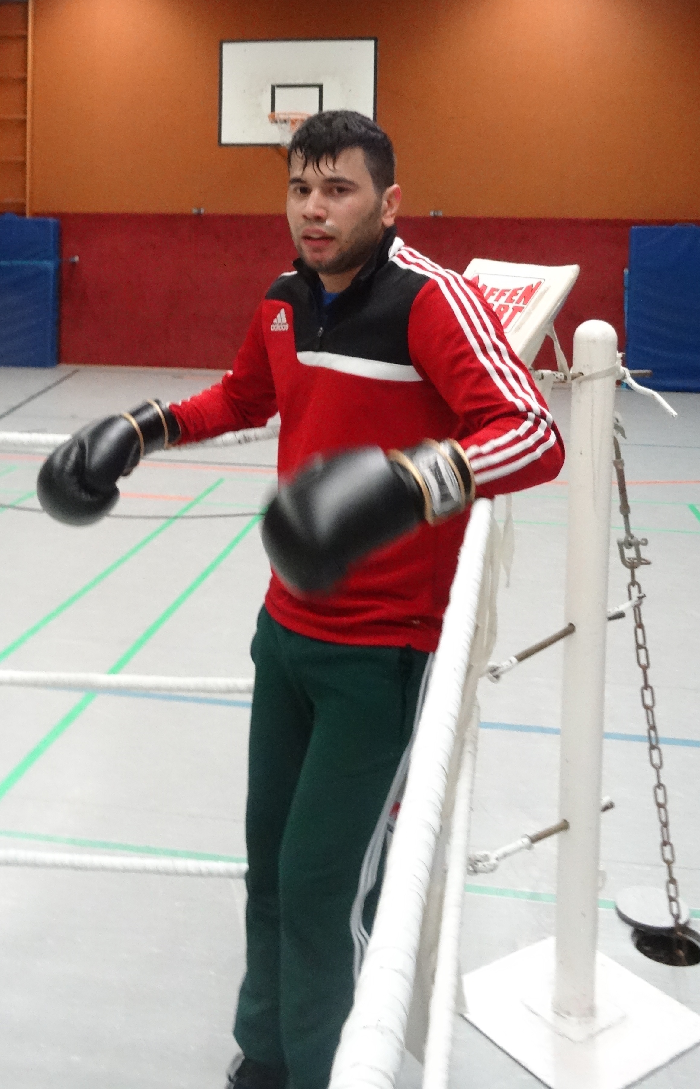 Der tadschikische Boxmeister Sabir Nazarov.