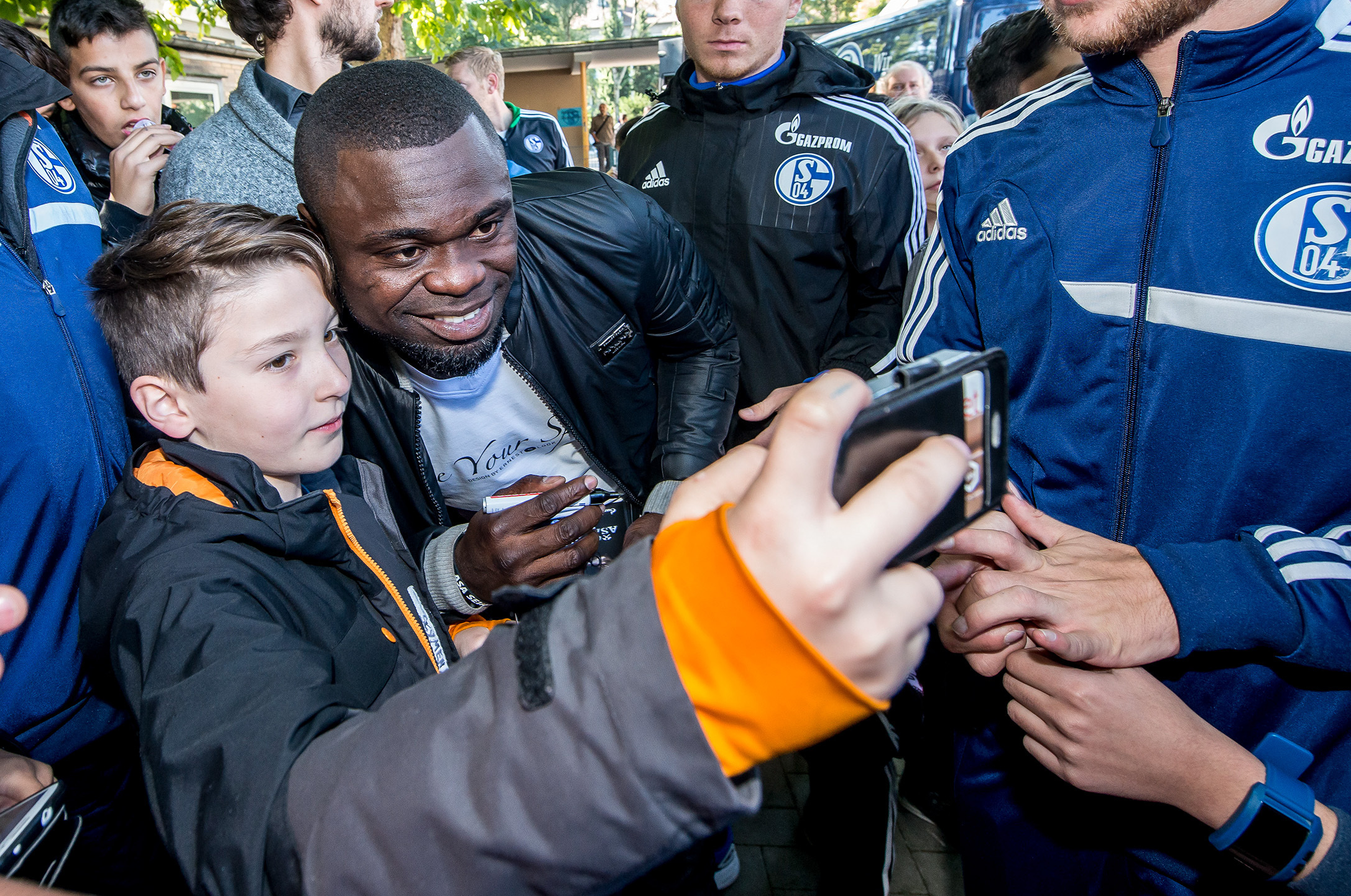 Ein Selfie mit Gerald Asamoah? Check! Diesen Ferienstart wird dieser Schüler nicht so schnell vergessen.