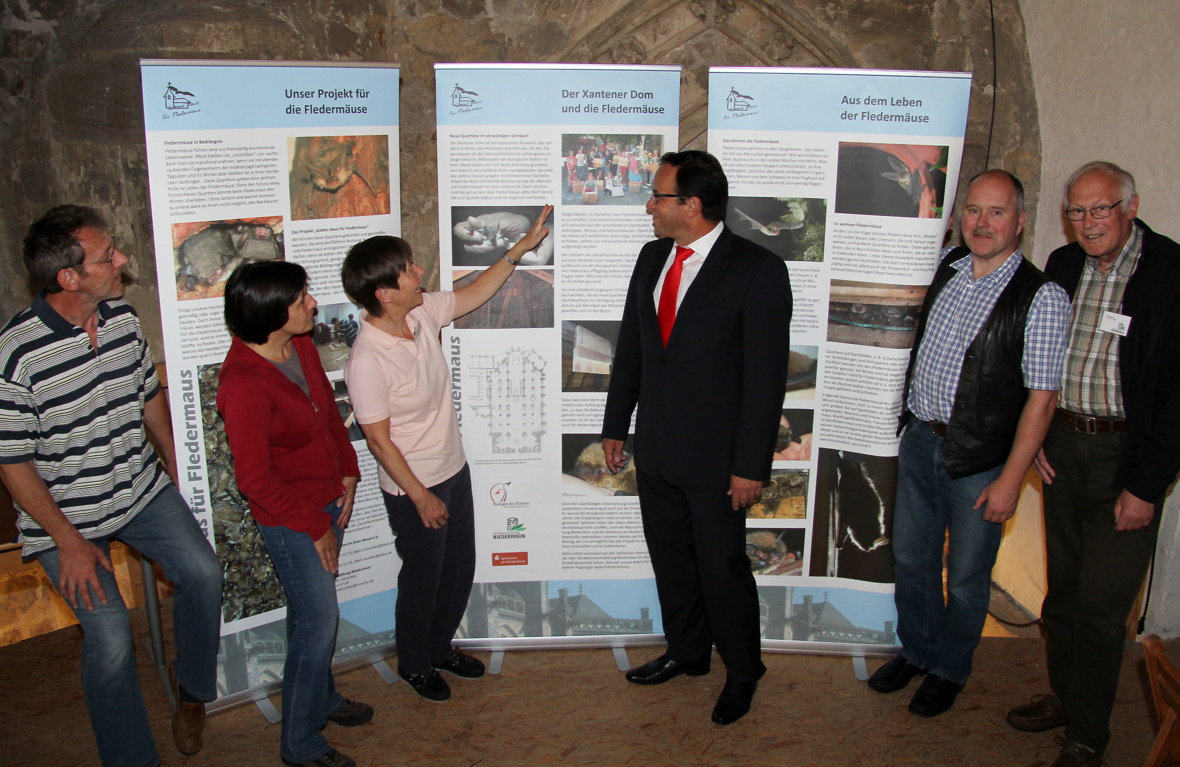 Naturschutzstiftung investiert GiroCents in Roll-Up-Banner, die Besucher des Xantener Doms über das Projekt „Gottes Haus für Fledermaus“ informieren. Auf dem Foto: Paul Schnitzler, Regina Müller, Hannelie Steinhoff, Frank-Rainer Laake, Bruno Müller und Dr. Wilhelm Podlatis.